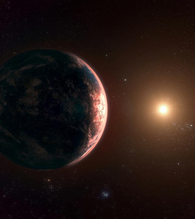 Eine Computeranimation zeigt einen fremden Planet in einem fremden Planetensystem. Seine Atmosphäre schimmert rötlich.