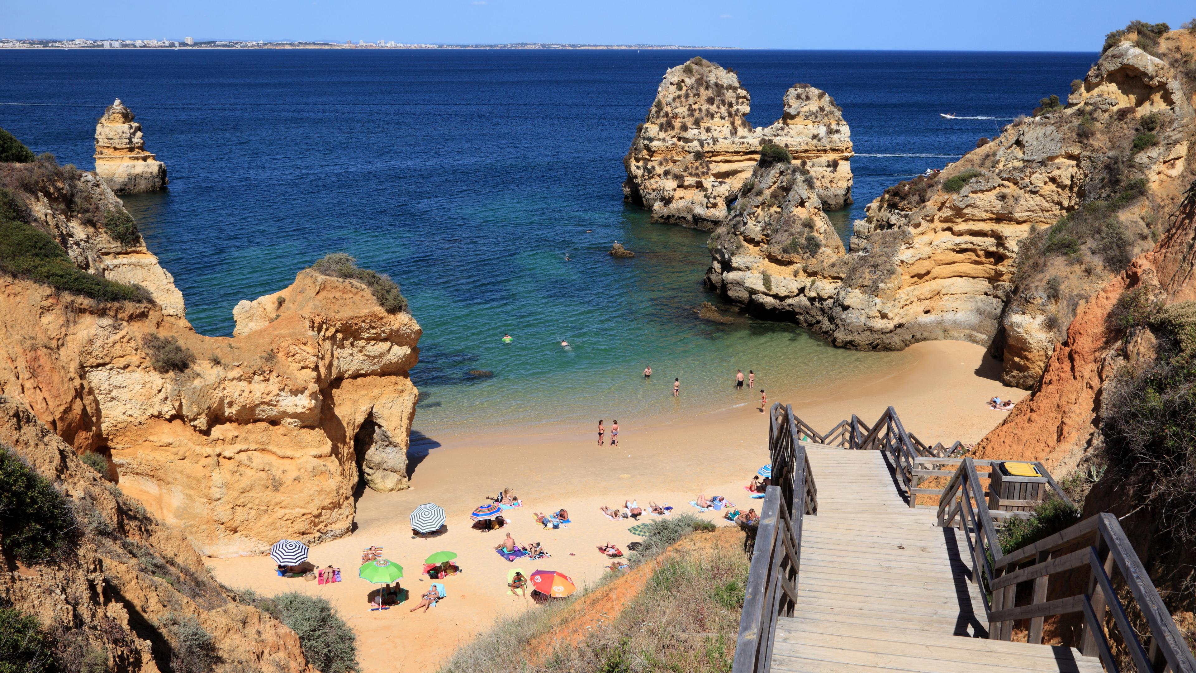 Protugal, Algarve: Eine Treppe führt zum Meer,  Menschen am Strand