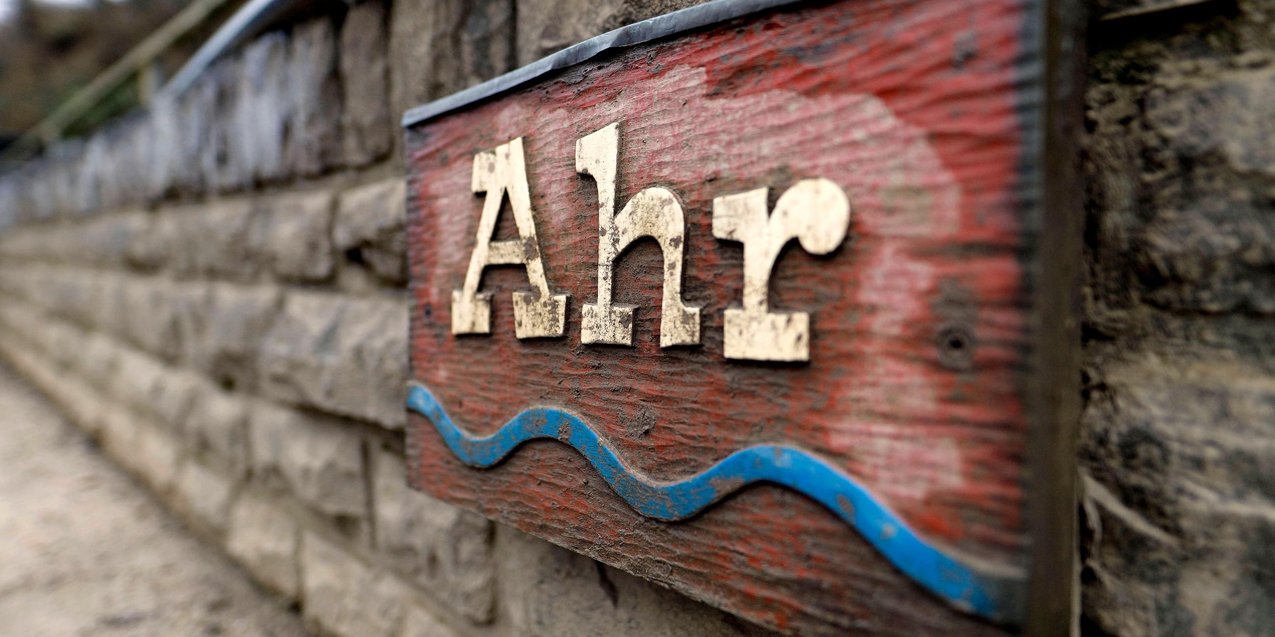 Hölzernes Schild mit dem Schriftzg "Ahr"