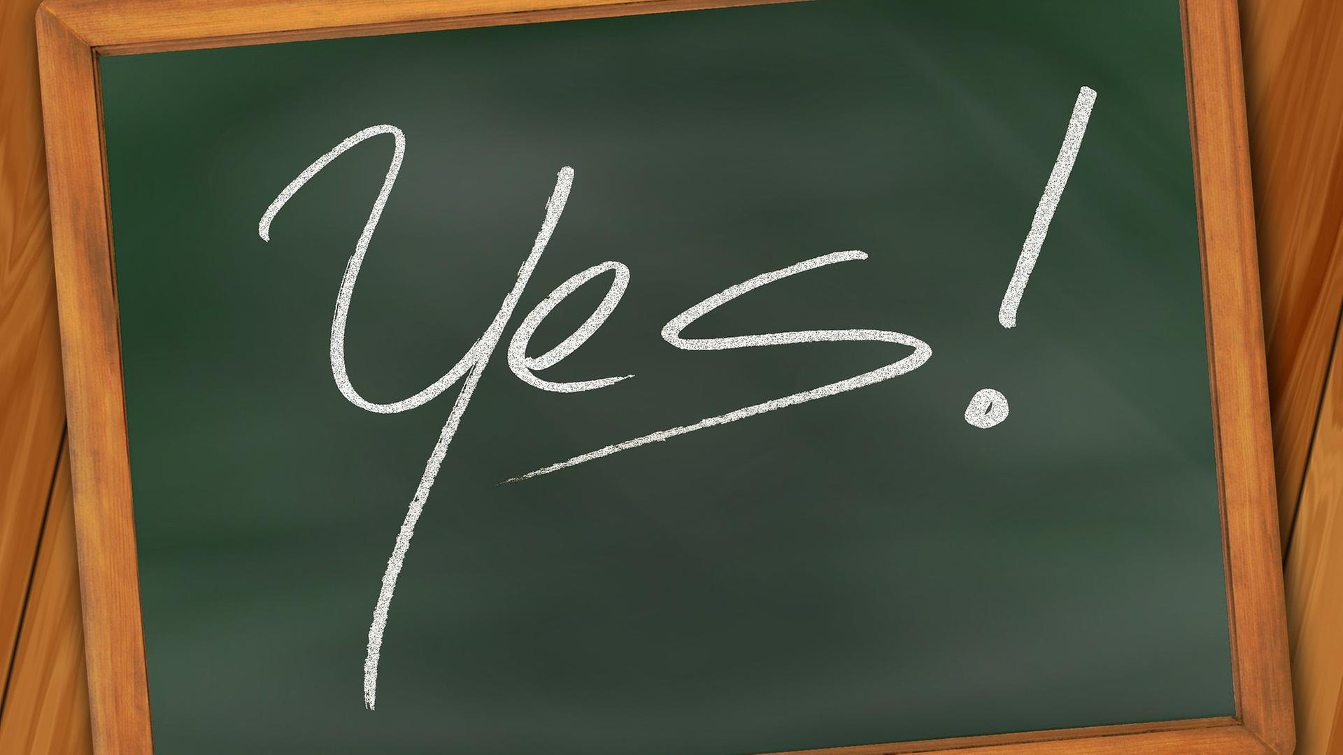 Tafel mit Schriftzug "Yes"