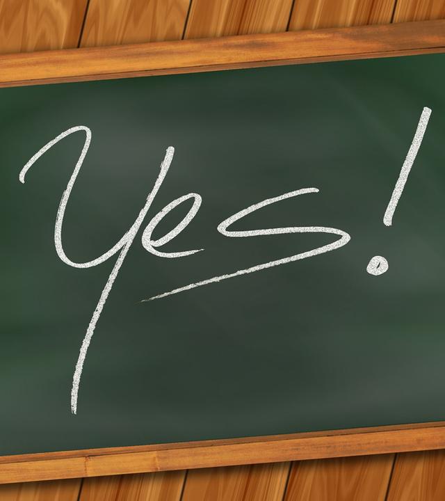 Tafel mit Schriftzug "Yes"