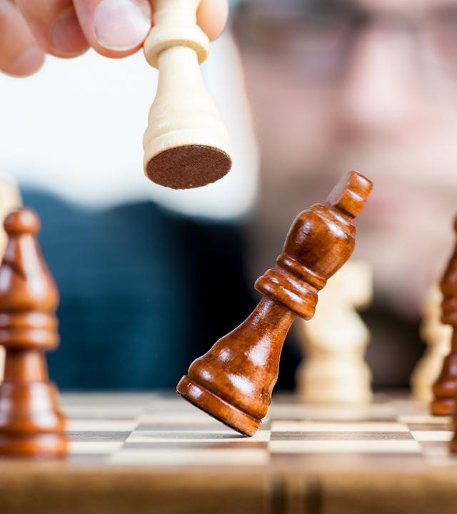 Schachfiguren auf einem Brett