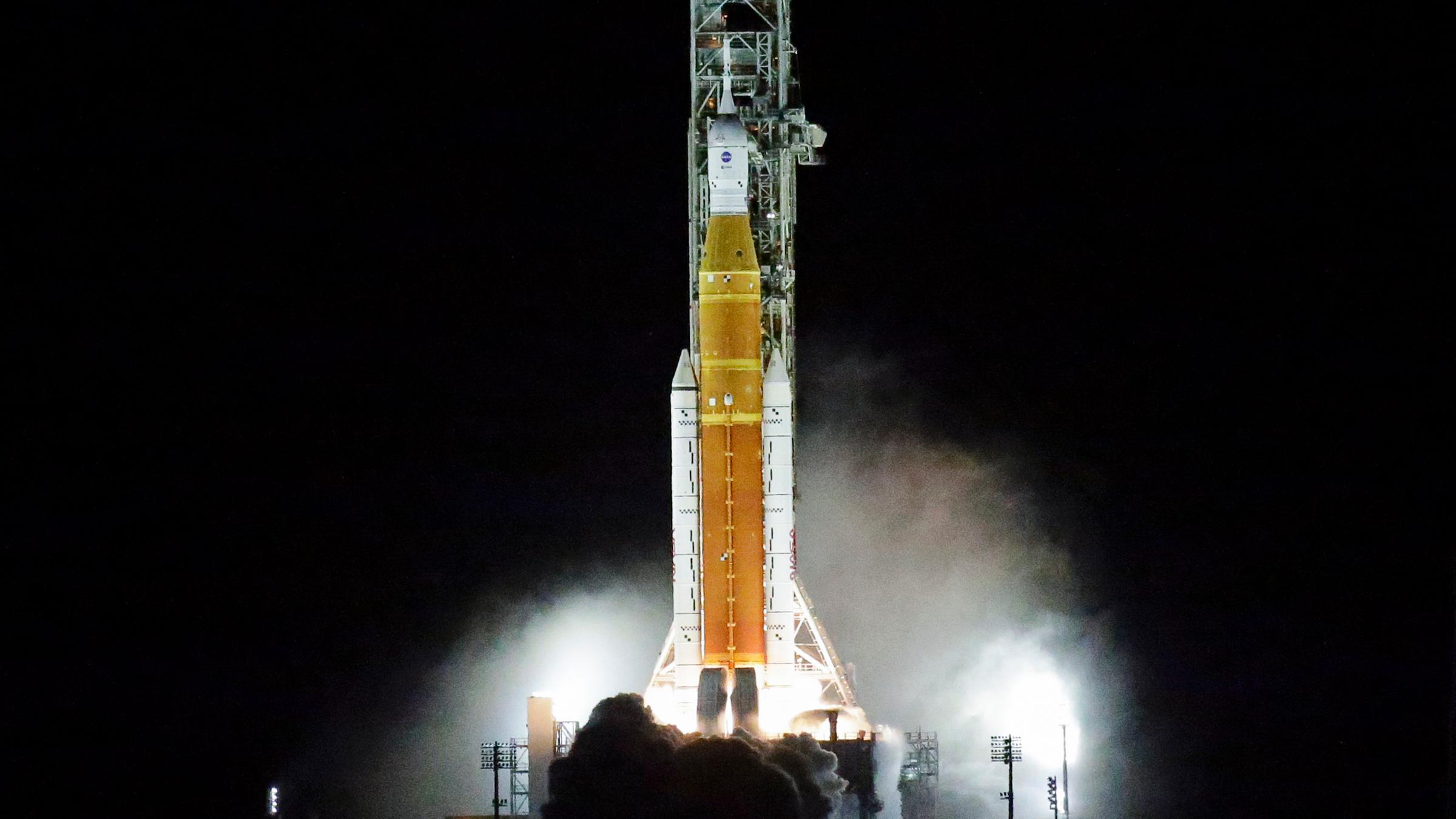 Artemis 1 Raket startet in der Nacht