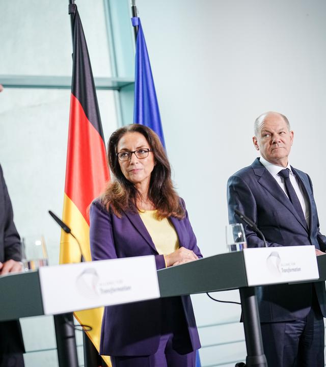 Bundeskanzler Scholz auf einer Pressekonferenz mit Mitgliedern der Allianz für Transformation