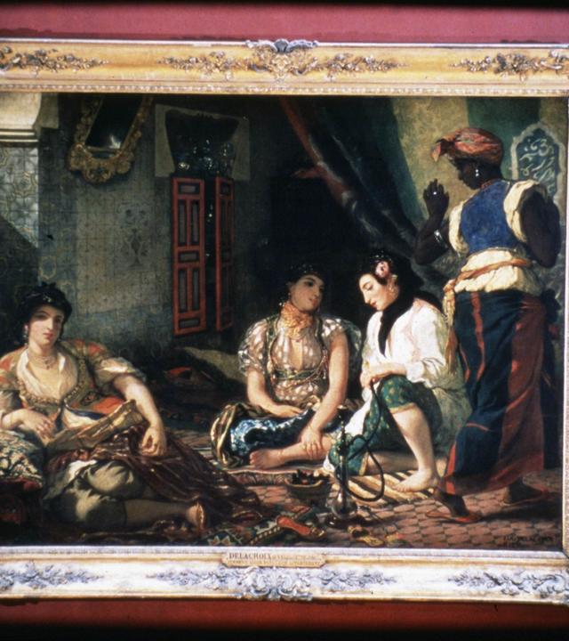 Ein Gemälde von Delacroix in prunkvollem Rahmen vor einer roten Wand