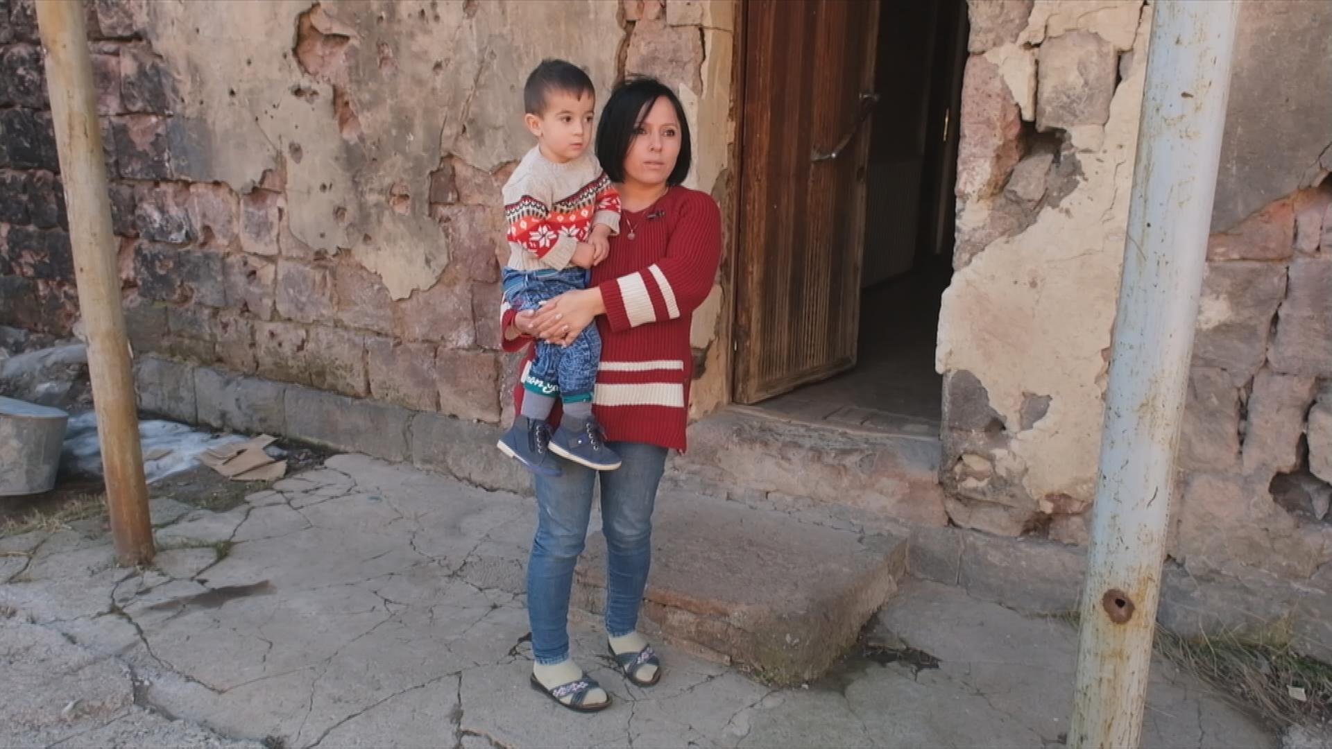 Narine aus Armenien mit ihrem Sohn