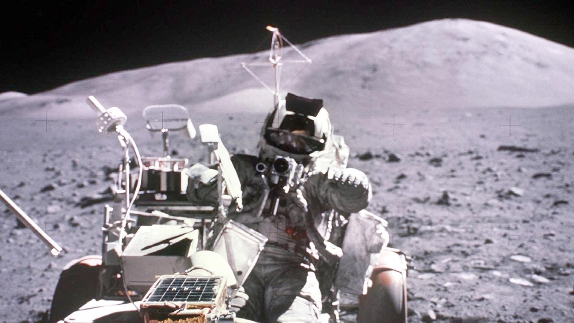 dDas Archivbild vom 13.12.1972 zeigt den Astronauten Harrison H. Schmitt im Mondauto