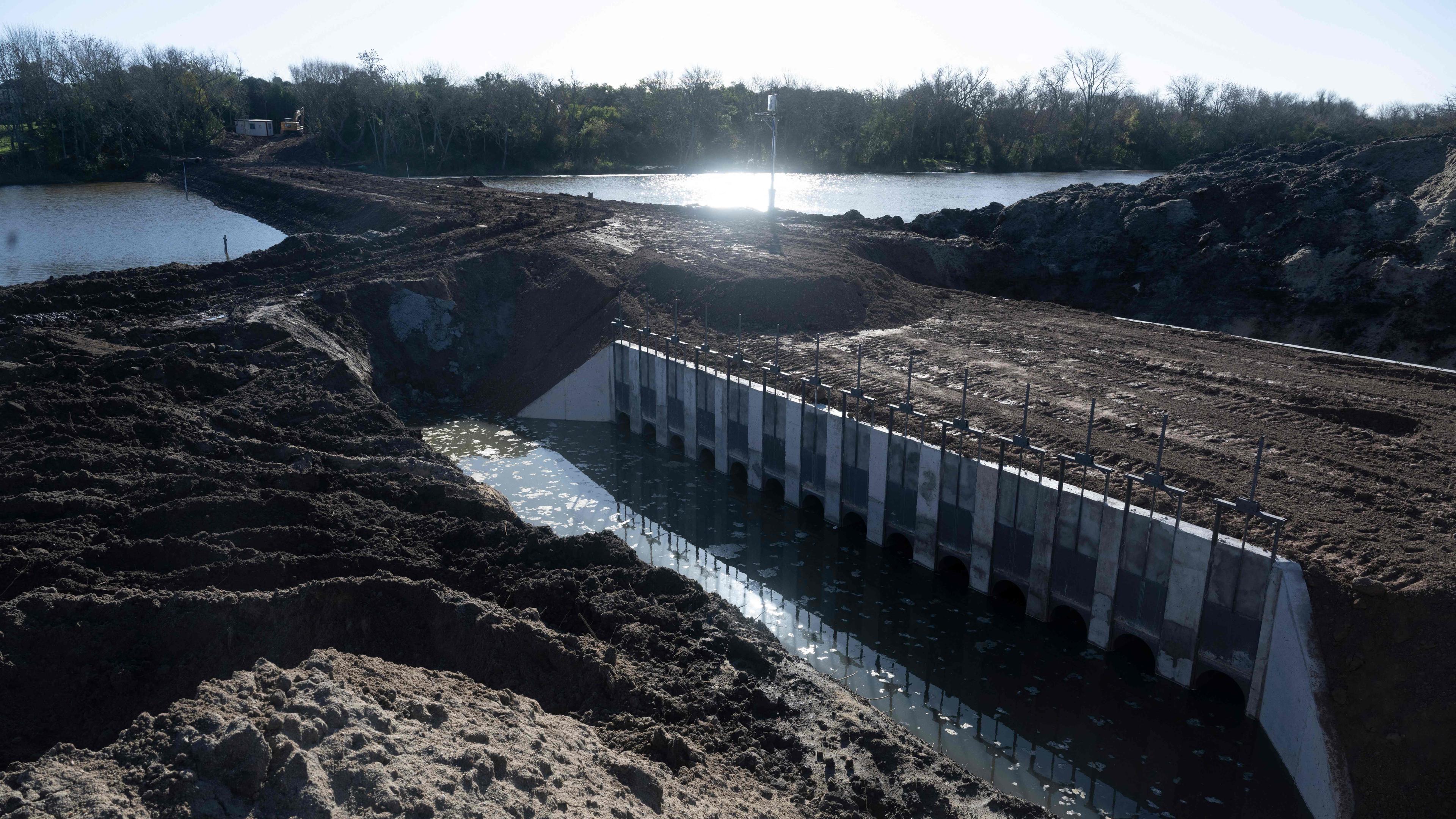 Aguas Corrientes, 07.07.2023: Ein wenig gefüllter Damm ist zu sehen.
