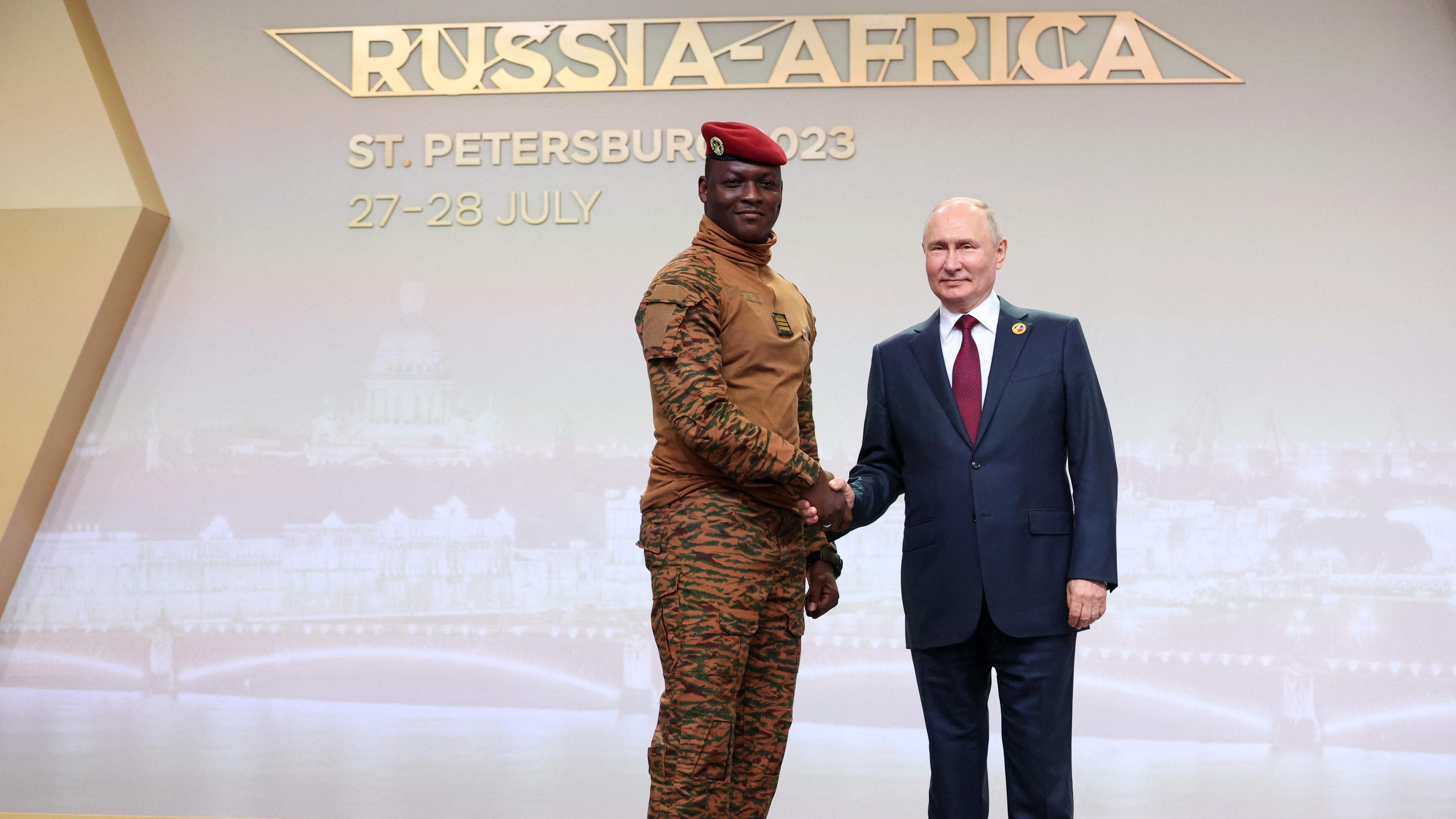 Sankt Petersburg, 27.07.2023: Putin und Traore geben sich die Hand. 