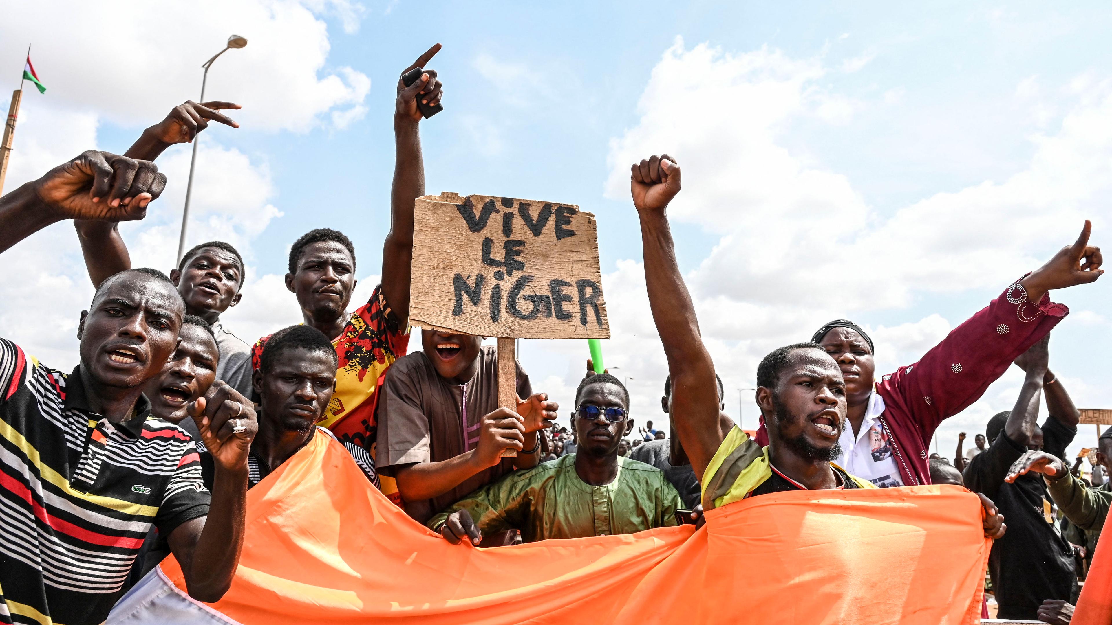 Niamey, 28.08.2023: Im Niger demonstrieren Menschen mit Plakaten.