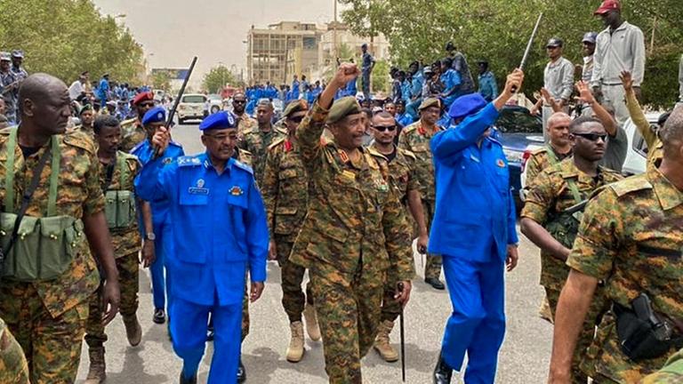 31.08.23, Sudan: Soldaten der Armee laufen durch einen Stadtteil im Sudan.