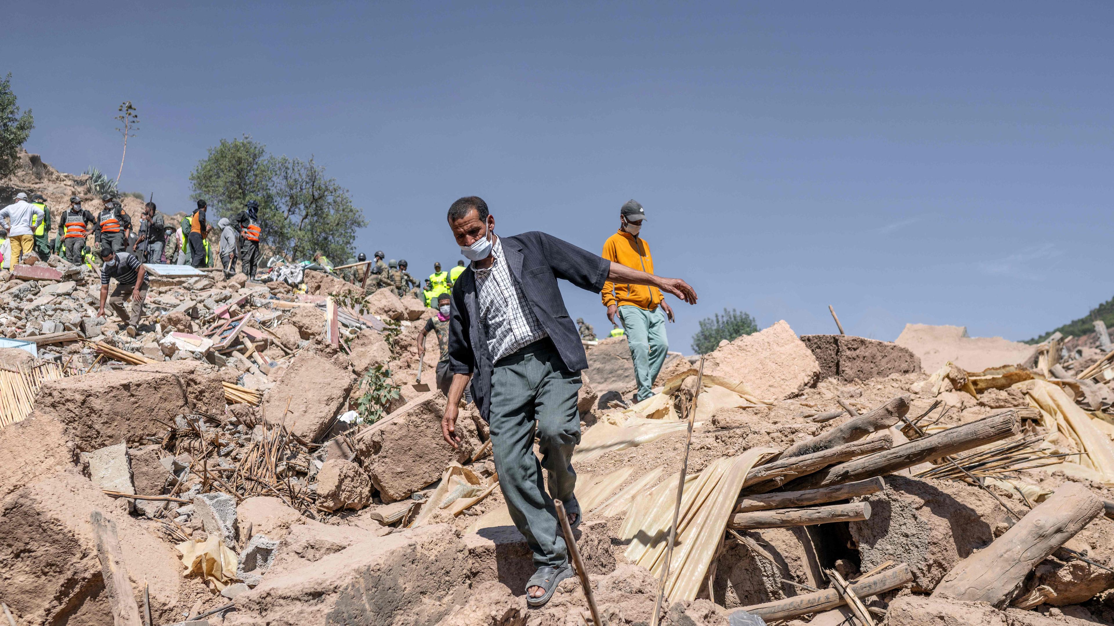 Tafingoult, 11.09.2023: Die versuchte Rettung von Verschütteten nach dem Erdbeben in Marokko.