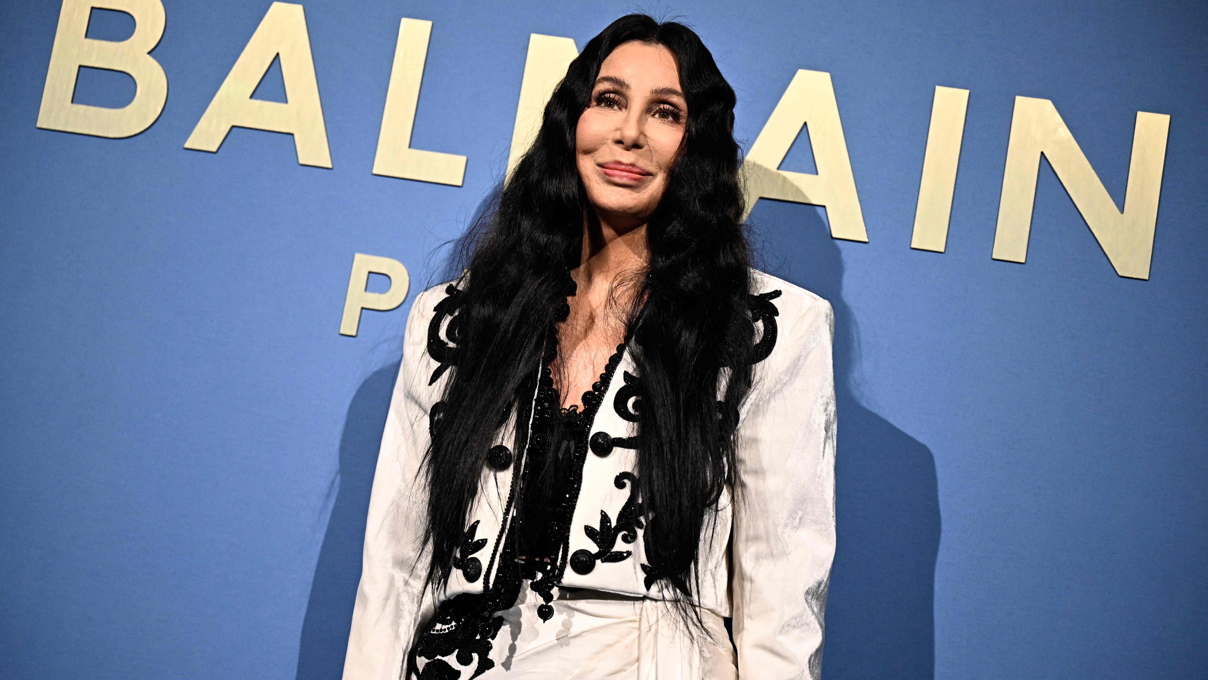 ARCHIV, 27.09.23, Paris: Cher steht vor einer Fotowand und lächelt.