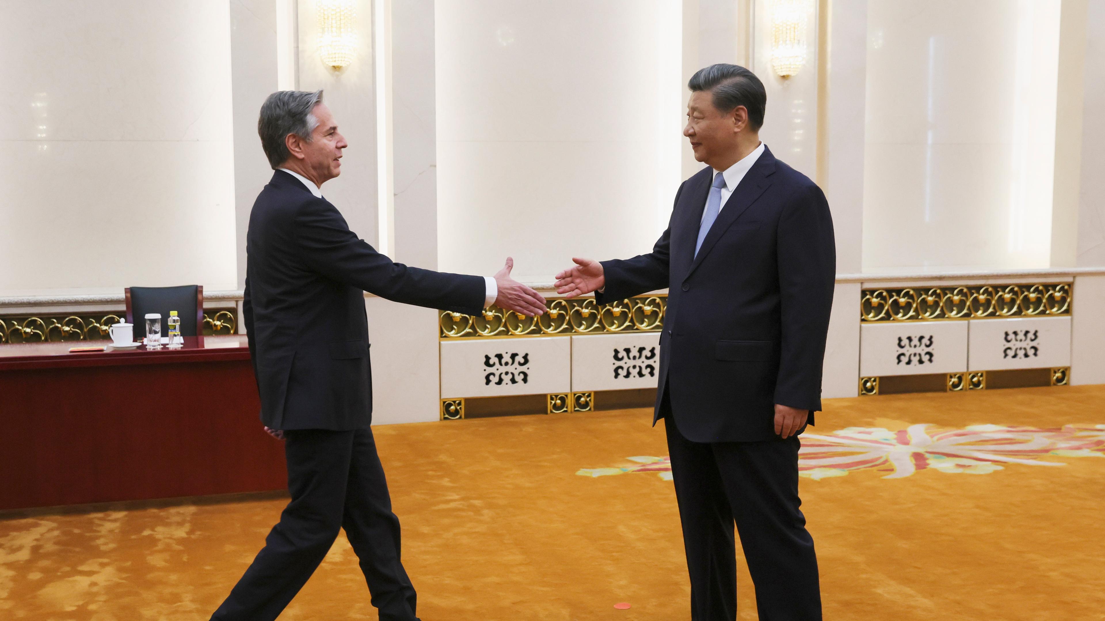Chinas Präsident und US-Außenminister Blinken beim Handshake.