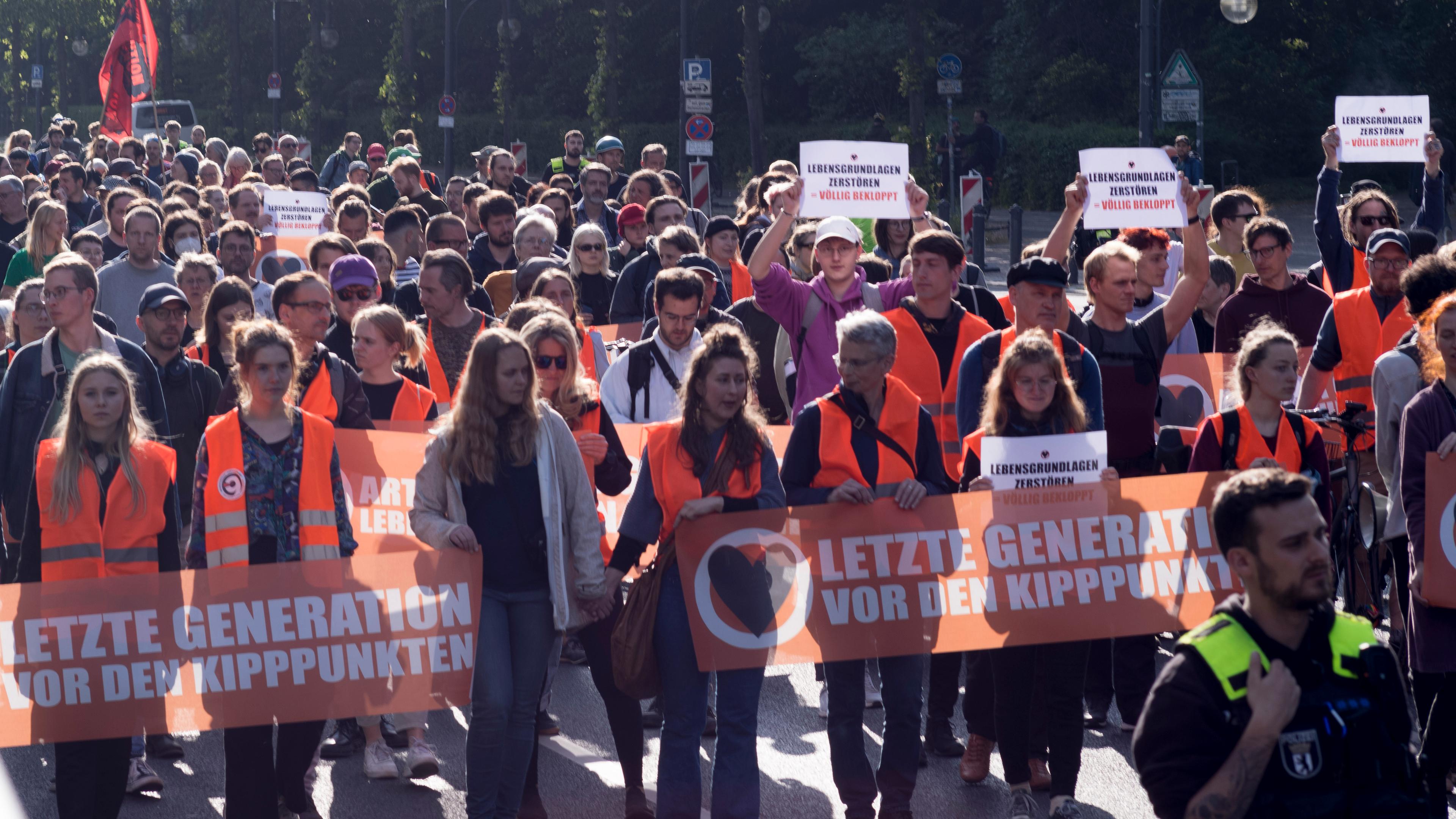 Berlin, Deutschland, 24.05.2025: Aktivisten der "Letzte Generation" auf einem Protestmarsch in Berlin.