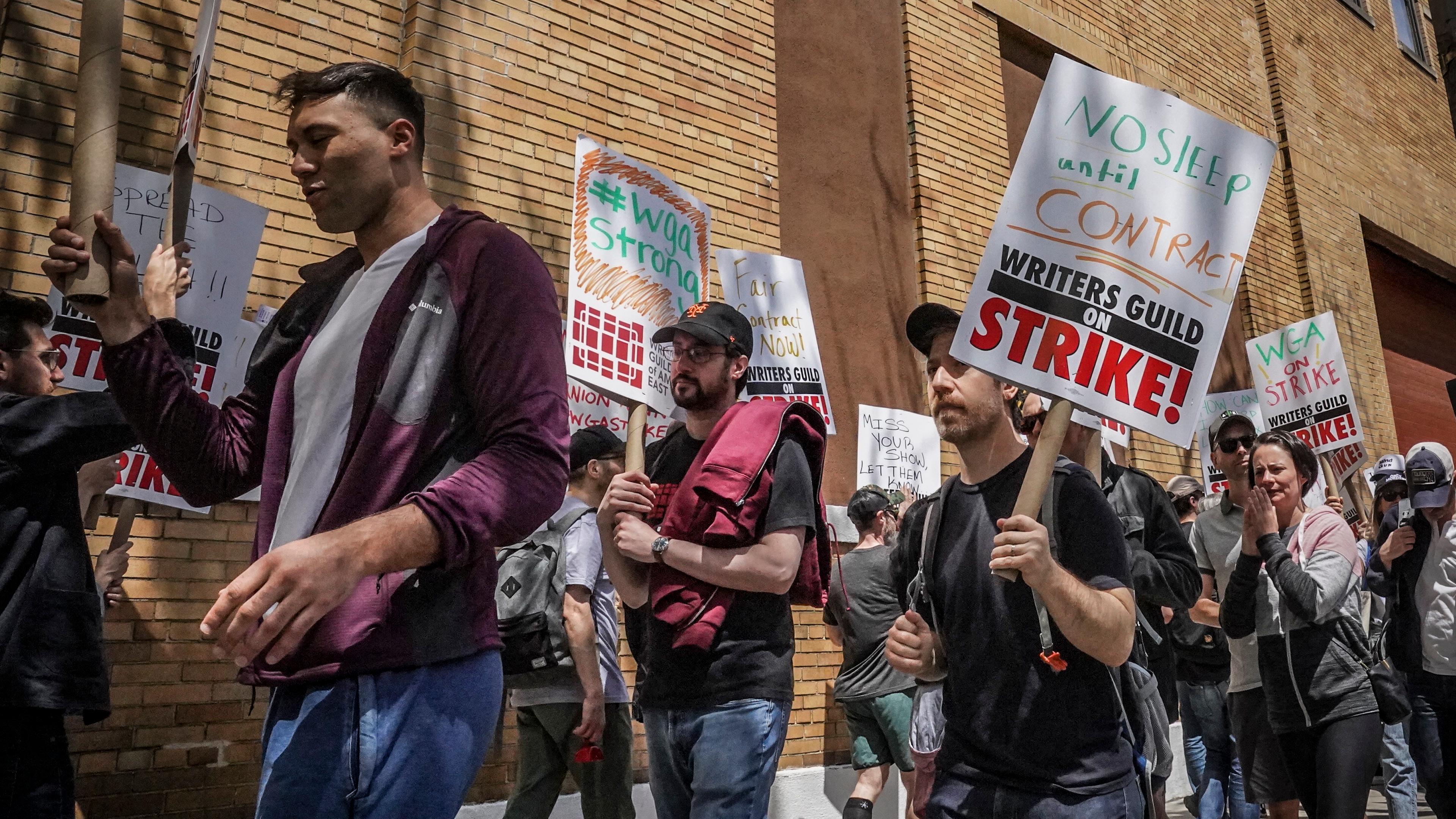 Mitglieder des Streiks demonstrieren vor den Silvercup Studios.