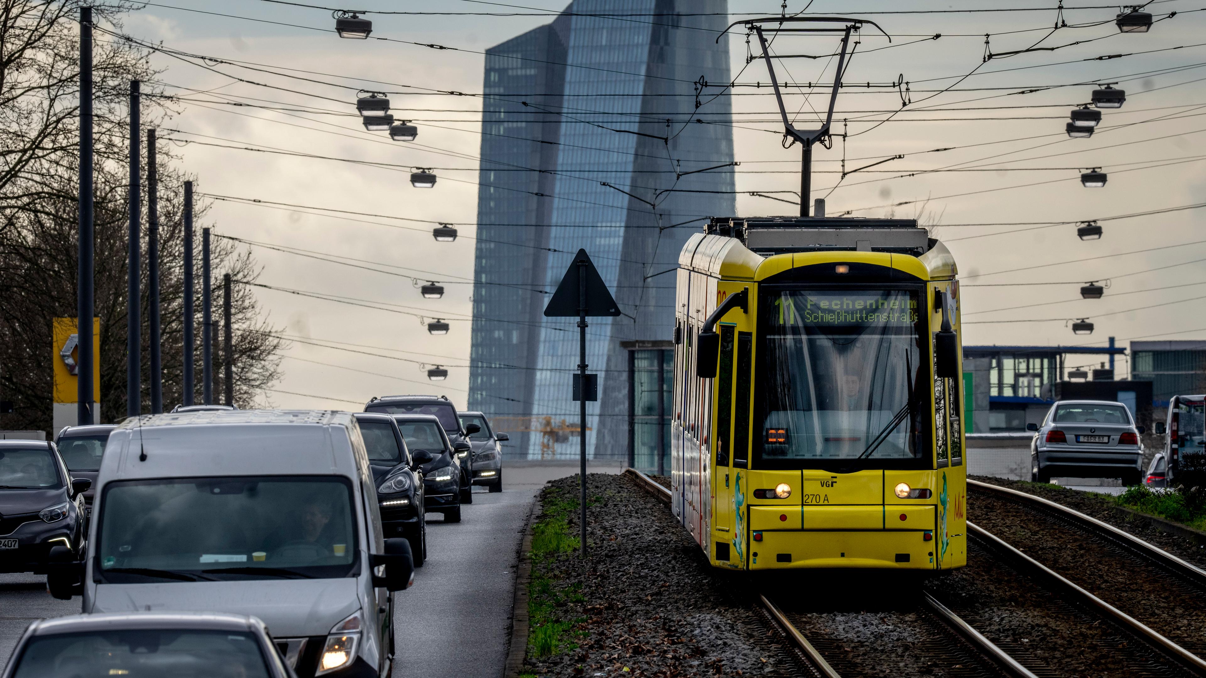 Eine Straßenbahn fährt in Frankfurt, Frankfurt am Main 29.03.2023