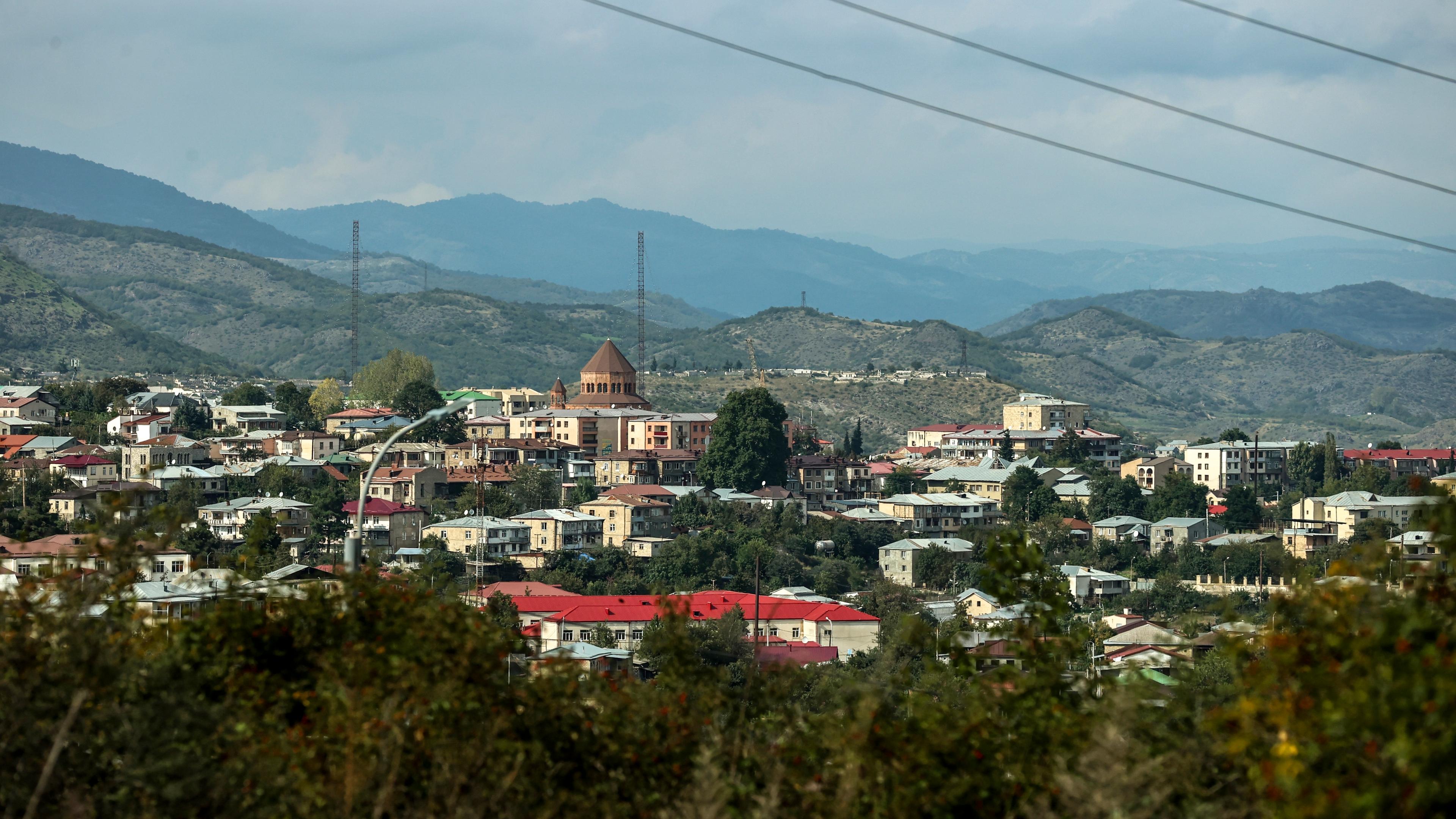 Ein Blick auf Khankendi in Aserbaidschan, das den Armeniern auch als Stepanakert, Karabach, bekannt ist. 02.10.2023, Aserbaidschan, Khankendi