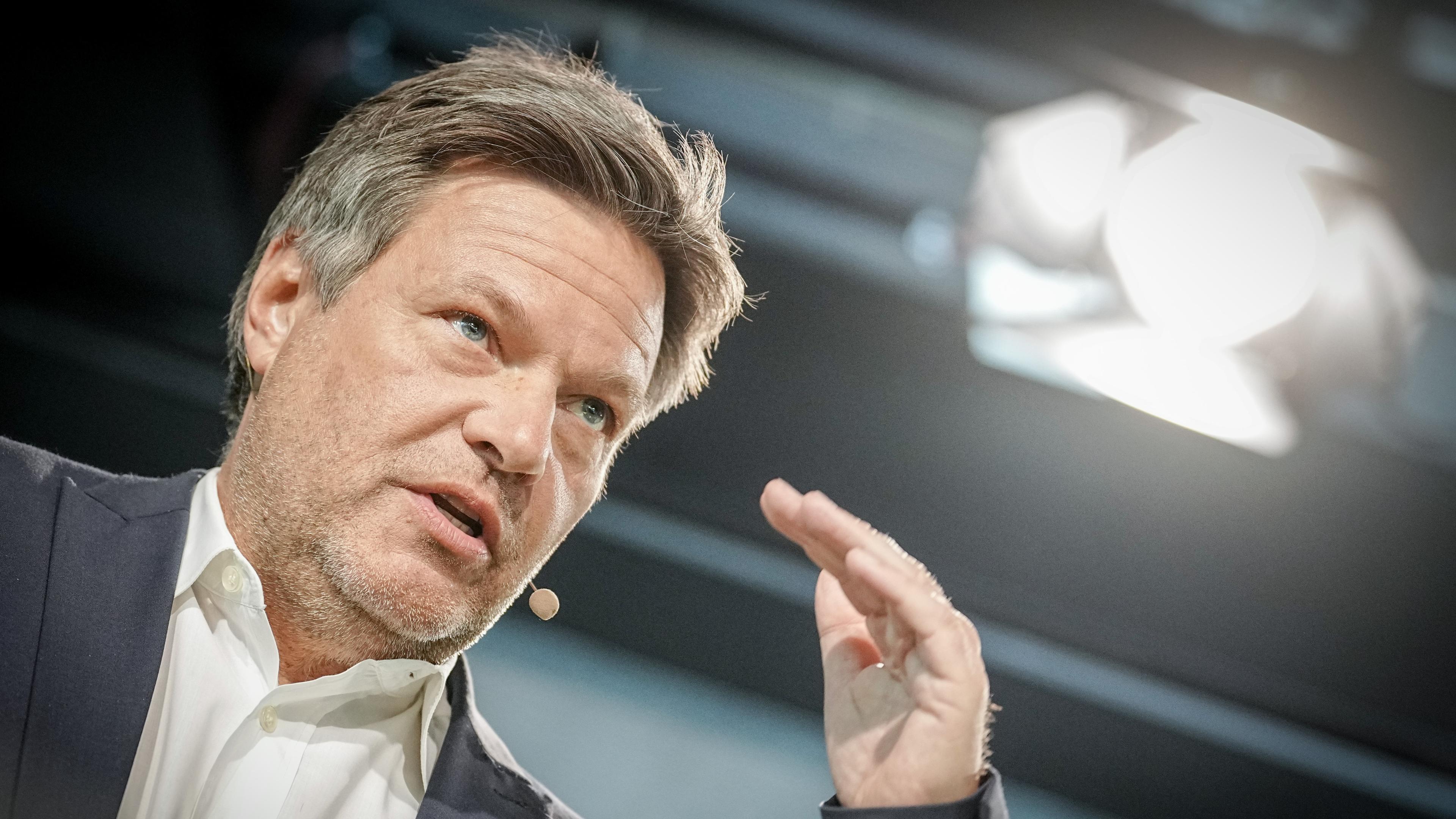 05.05.23, Berlin, Deutschland: Habeck auf der Grünen-Konferenz "Grüne Wärme für alle"