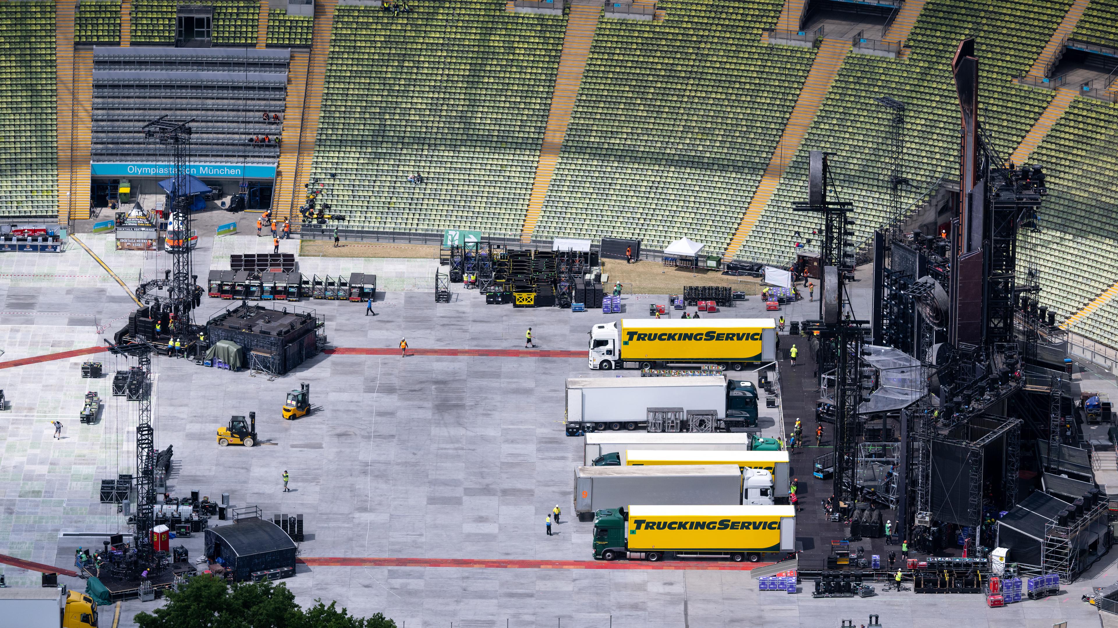 06.06.2023 München, Bühnentechniker bauen im Olympiastadion die Bühne für die Band Rammstein auf