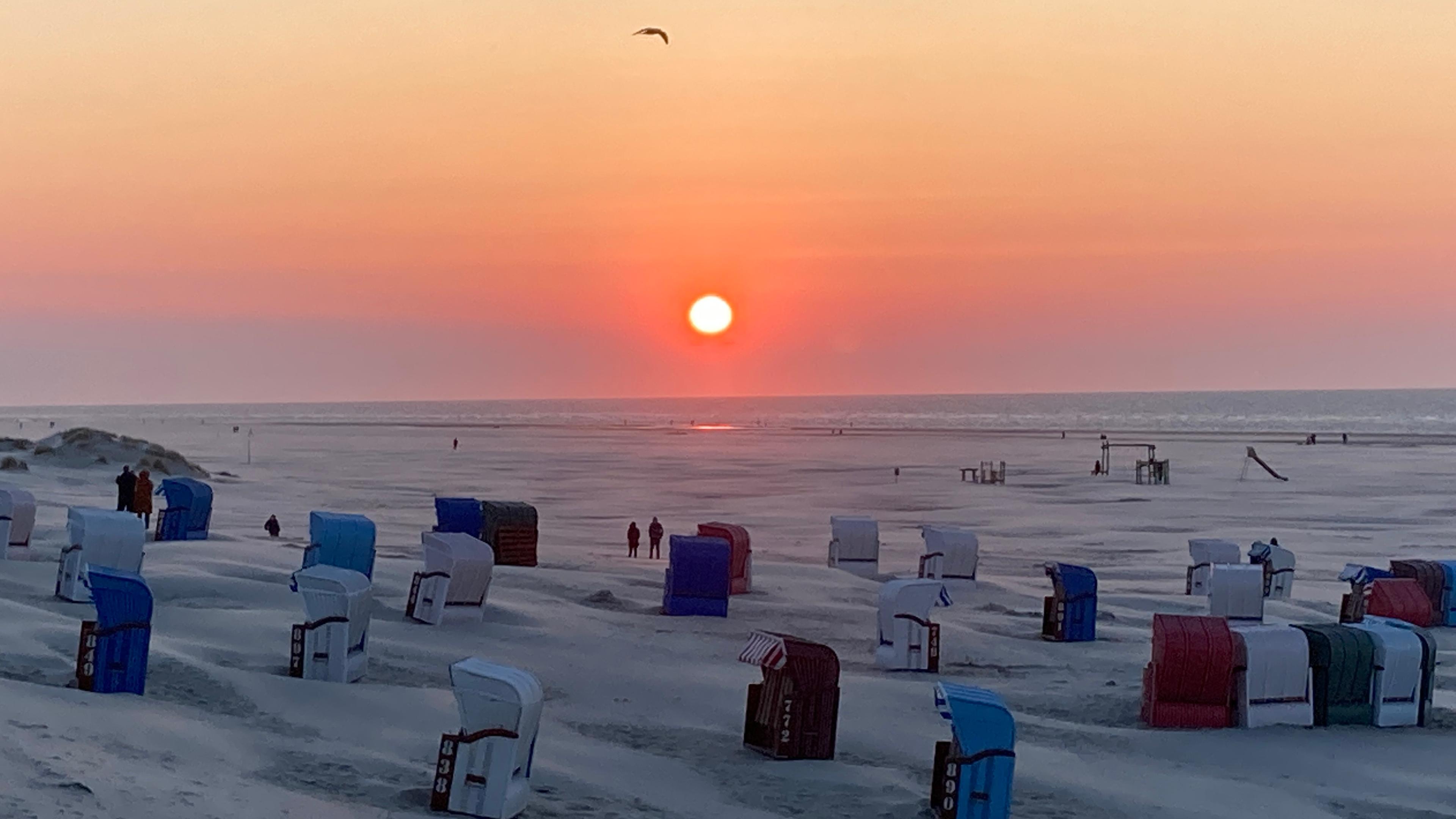Juist, 07.04.2023: Sonnenuntergang am Strand von Juist.