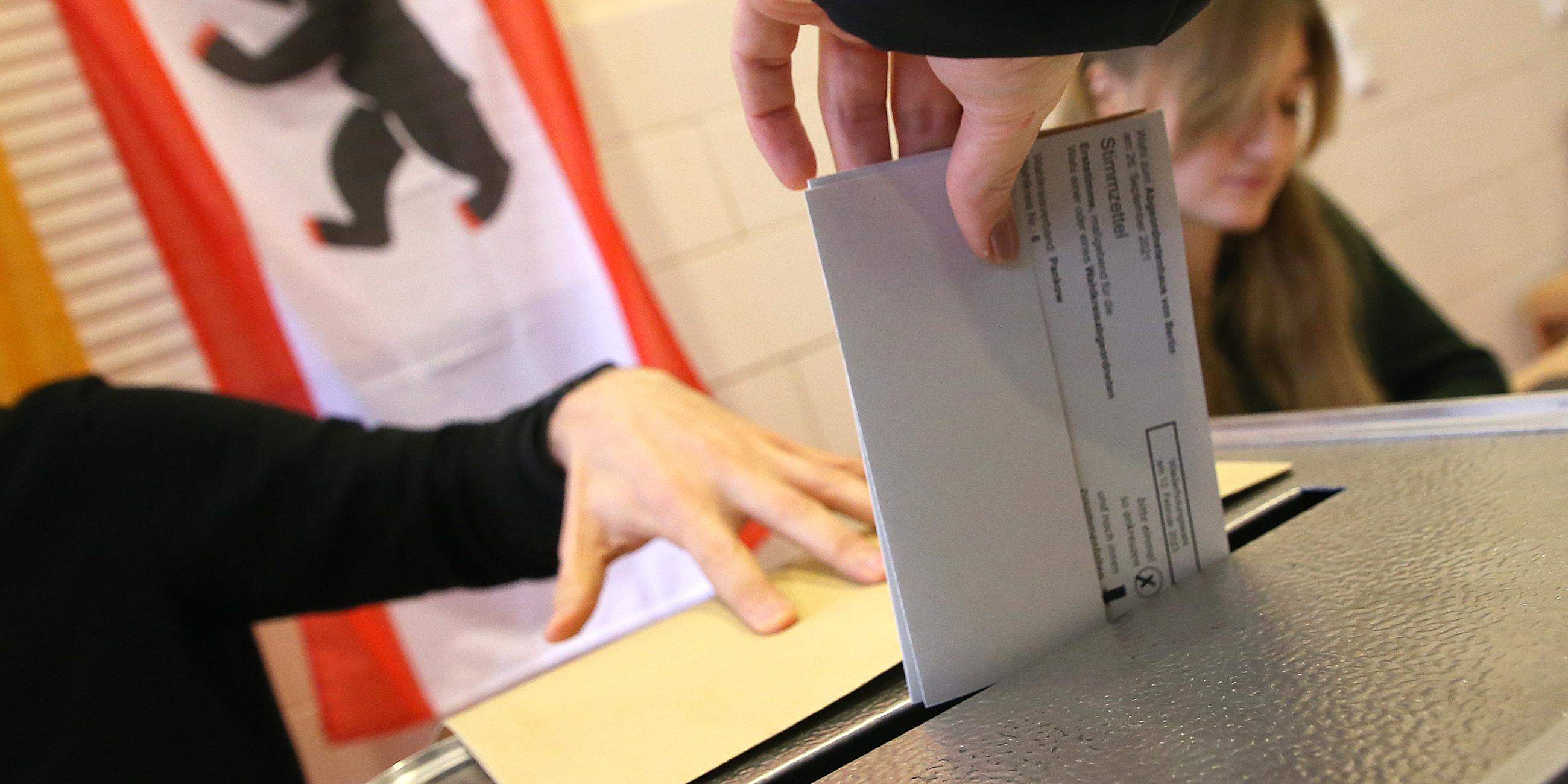 Berlin, 12.02.2023: Ein Stimmzettel wird abgegeben.