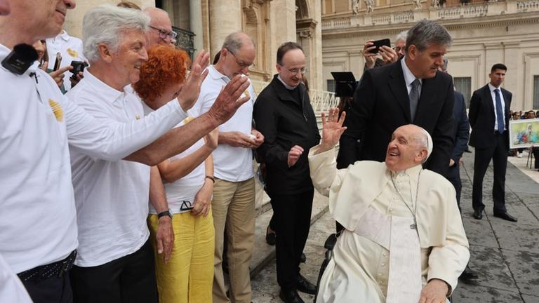 17.05.2023, Rom, Italien: Papst Franziskus trifft Missbrauchsbetroffene.
