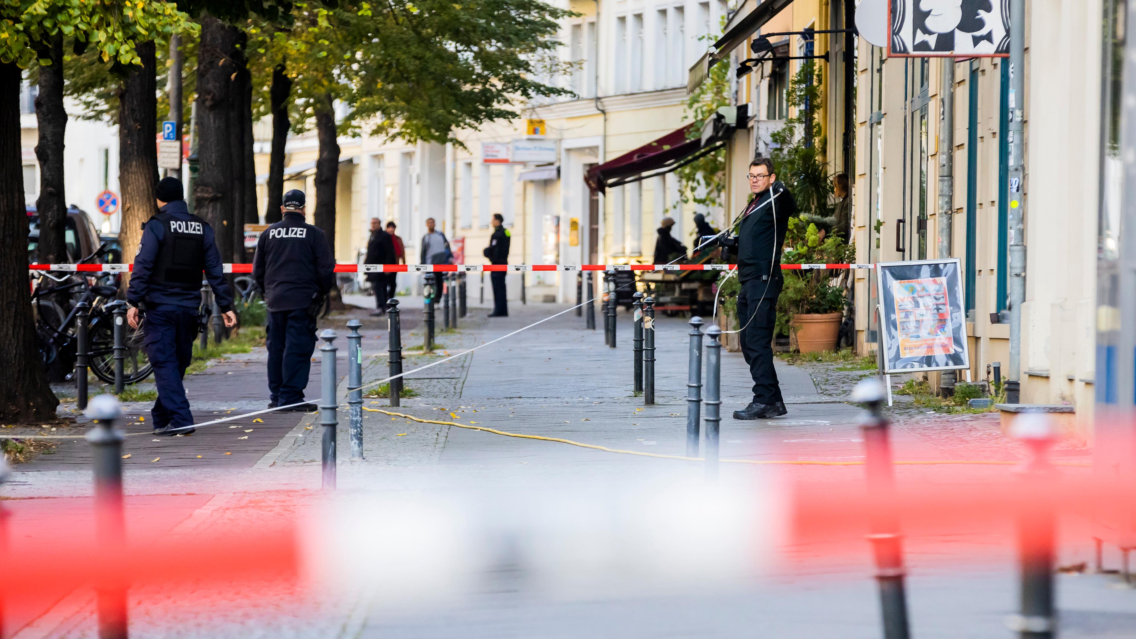 18.10.23, Berlin: Absperrband grenzt den Platz vor einer jüdischen Einrichtung und Polizei steht vor dem Gebäude.