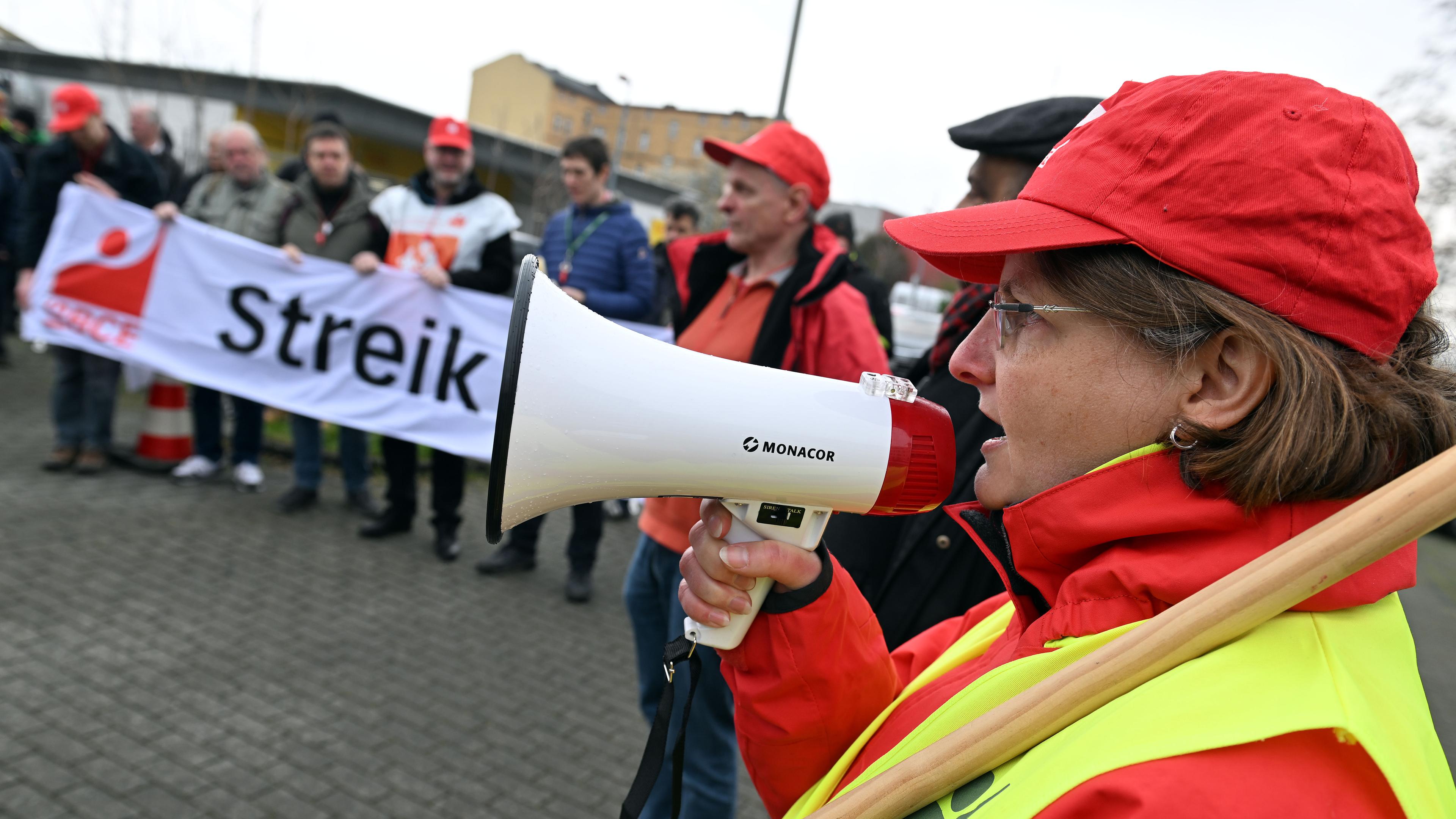 Potsdam, 20.04.2023: Gewerkschaften streiken zu weiteren Tarifverhandlungen.