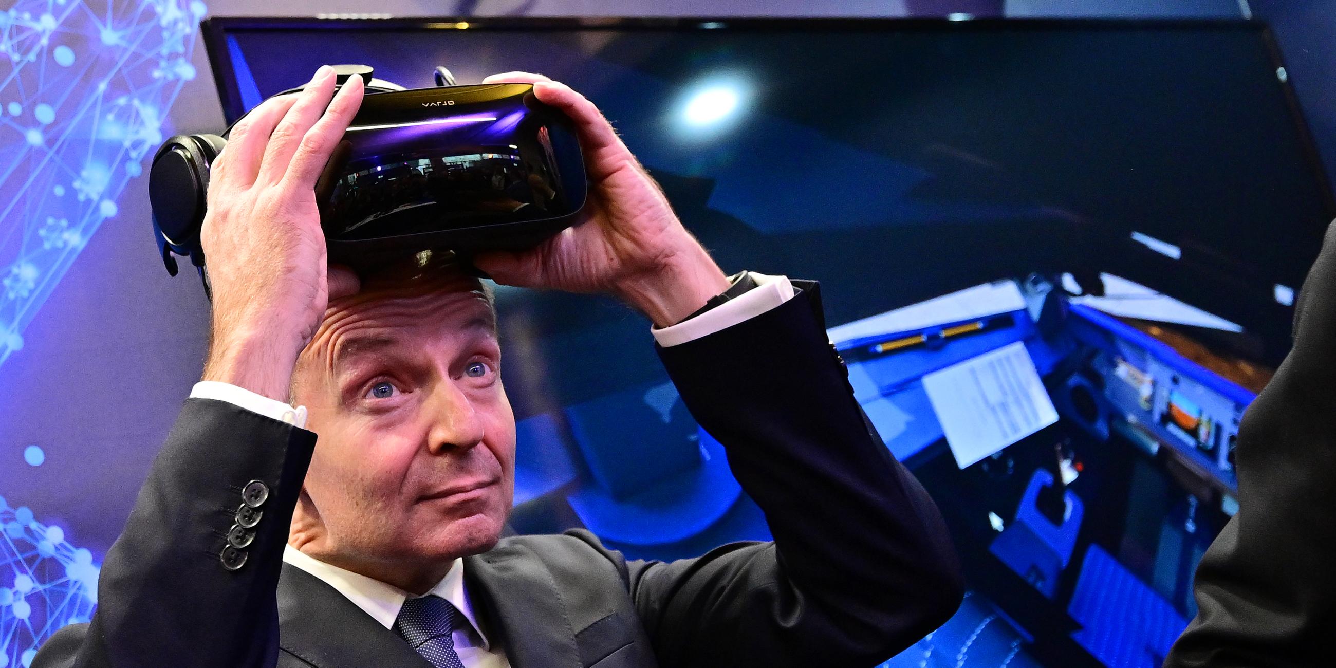 Jena, 20.11.2023: Volker Wissing setzt sich eine VR-Brille auf dem Digital Gipfel 2023 auf.