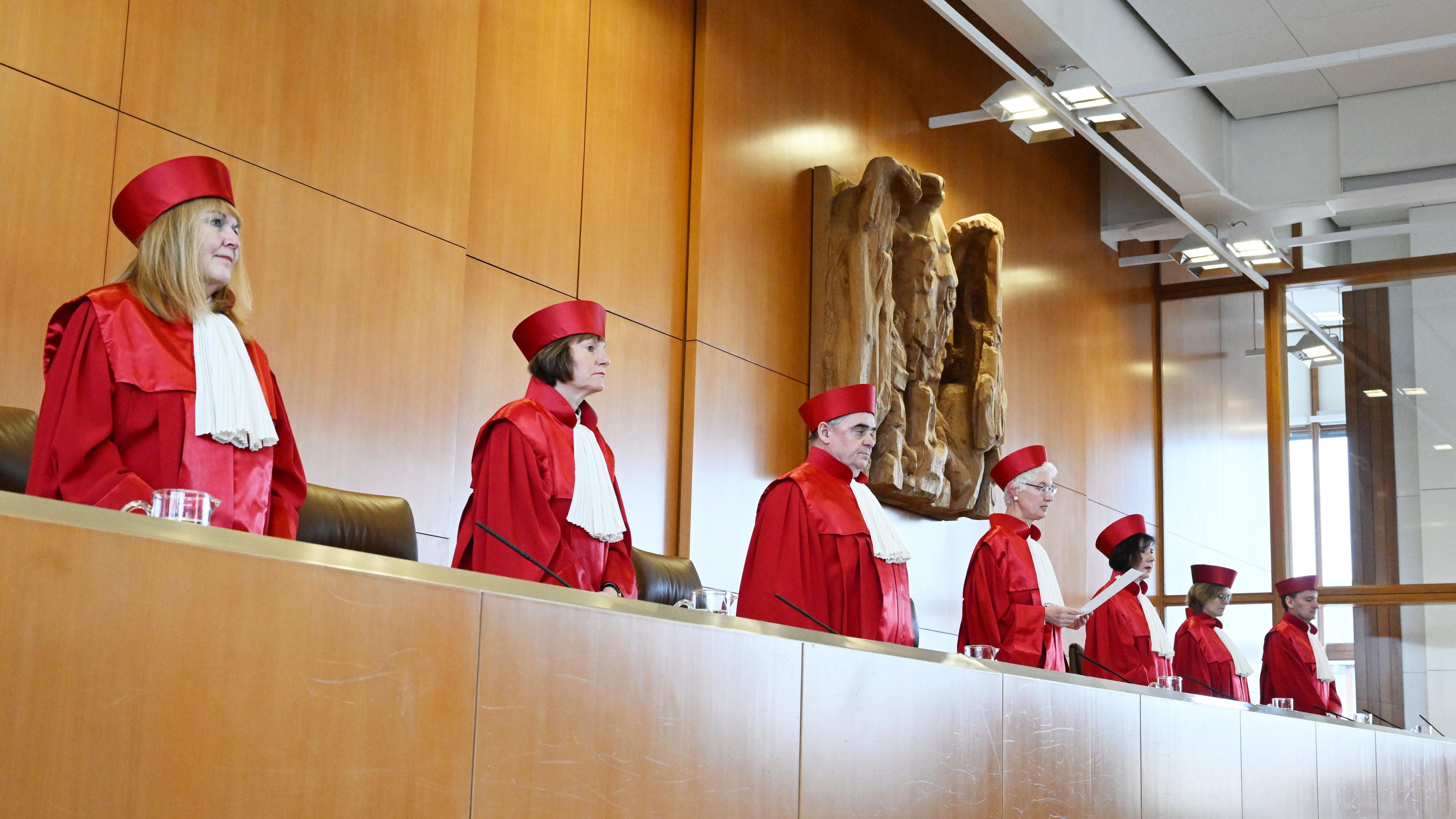 Richter in Verfassungsgericht verkünden Urteil, Karlsruhe 22.02.2023