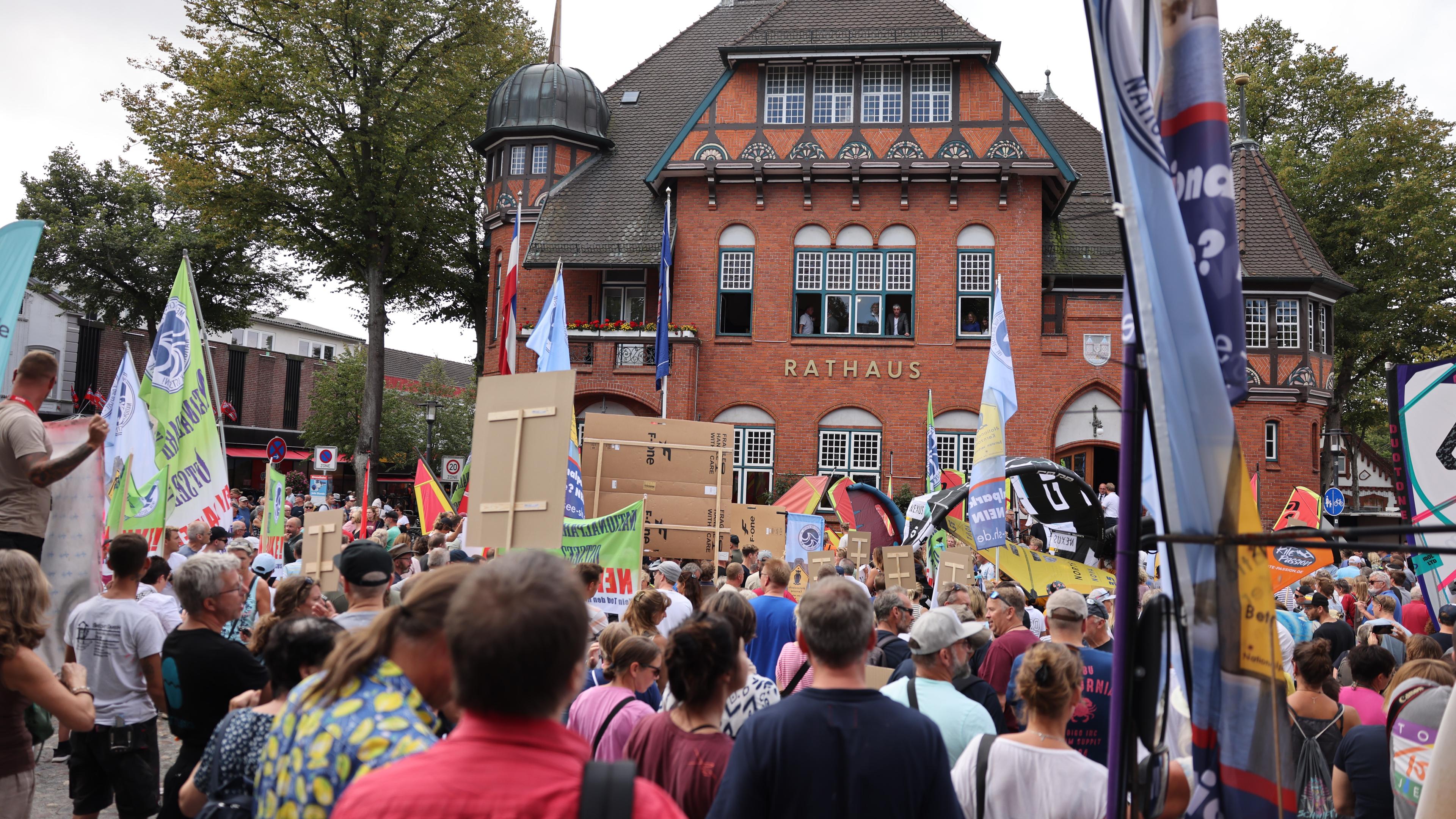 Proteste bei Besuch von Ministerpräsident Günther auf Fehmarn wegen geplanten Nationalparks, Burg, 24.08.2023