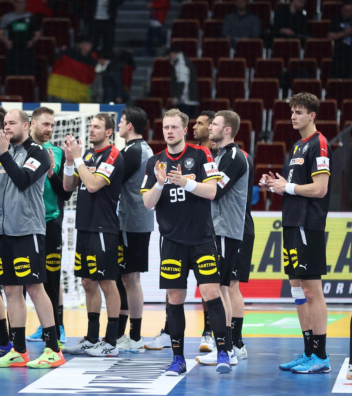 WM, Frankreich - Deutschland, Finalrunde, Viertelfinale in der Ergo Arena, Deutschlands Spieler applaudieren nach dem Spiel.