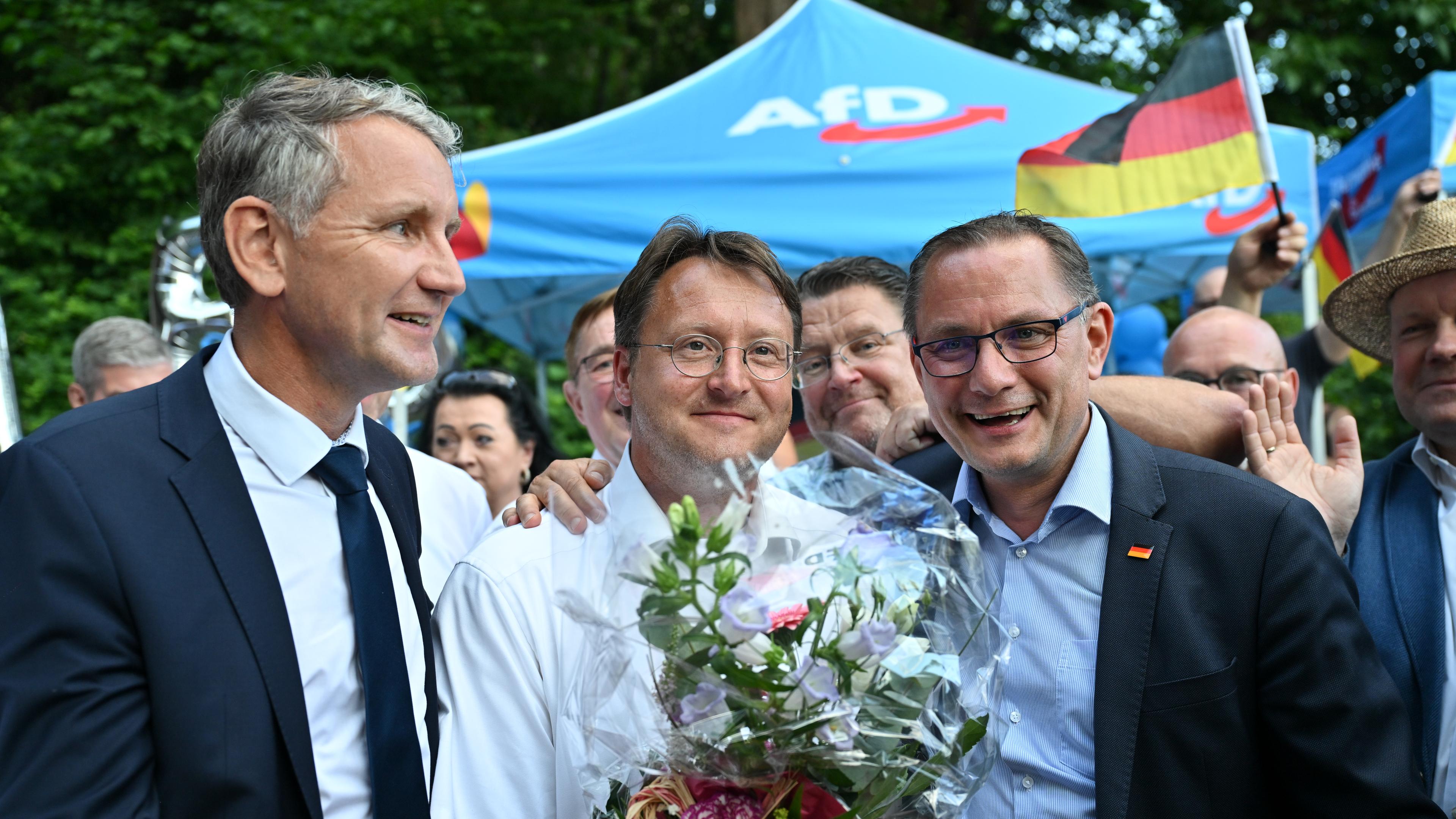 Björn Höcke und Tino Chrupalla feiern mit Sesselmann seine gewonnene Wahl als Landrat in Sonneberg, 25.06.2023.