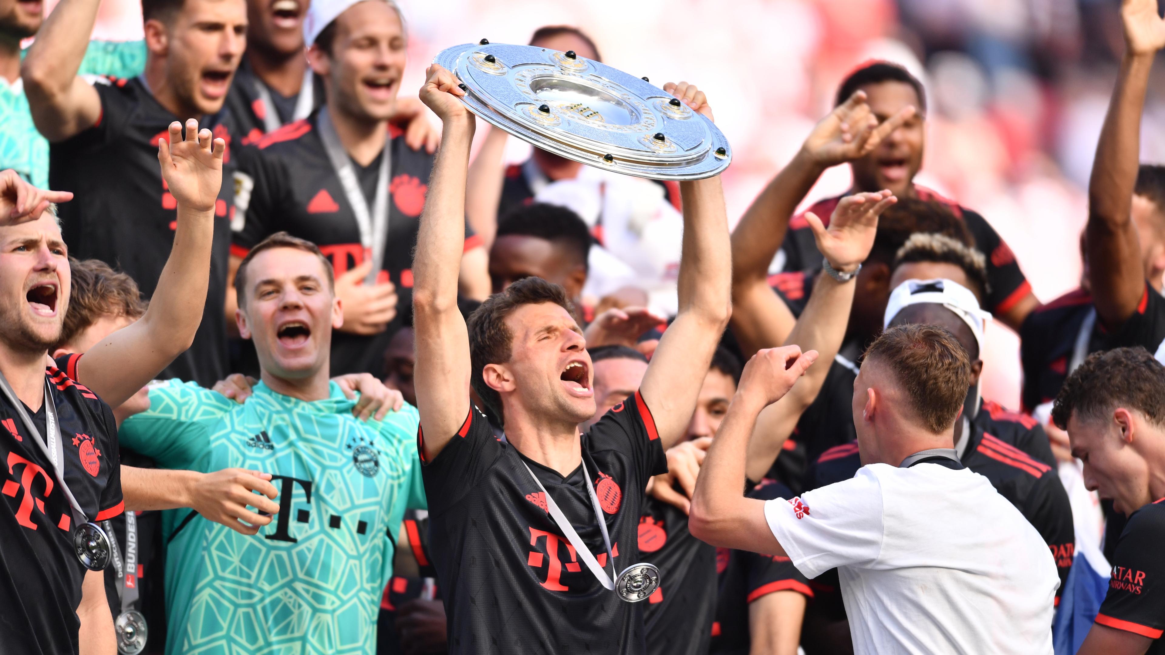 Das Team des FC Bayern München jubelt über die elfe Meisterschaft in Folge, Köln, 27.05.2023