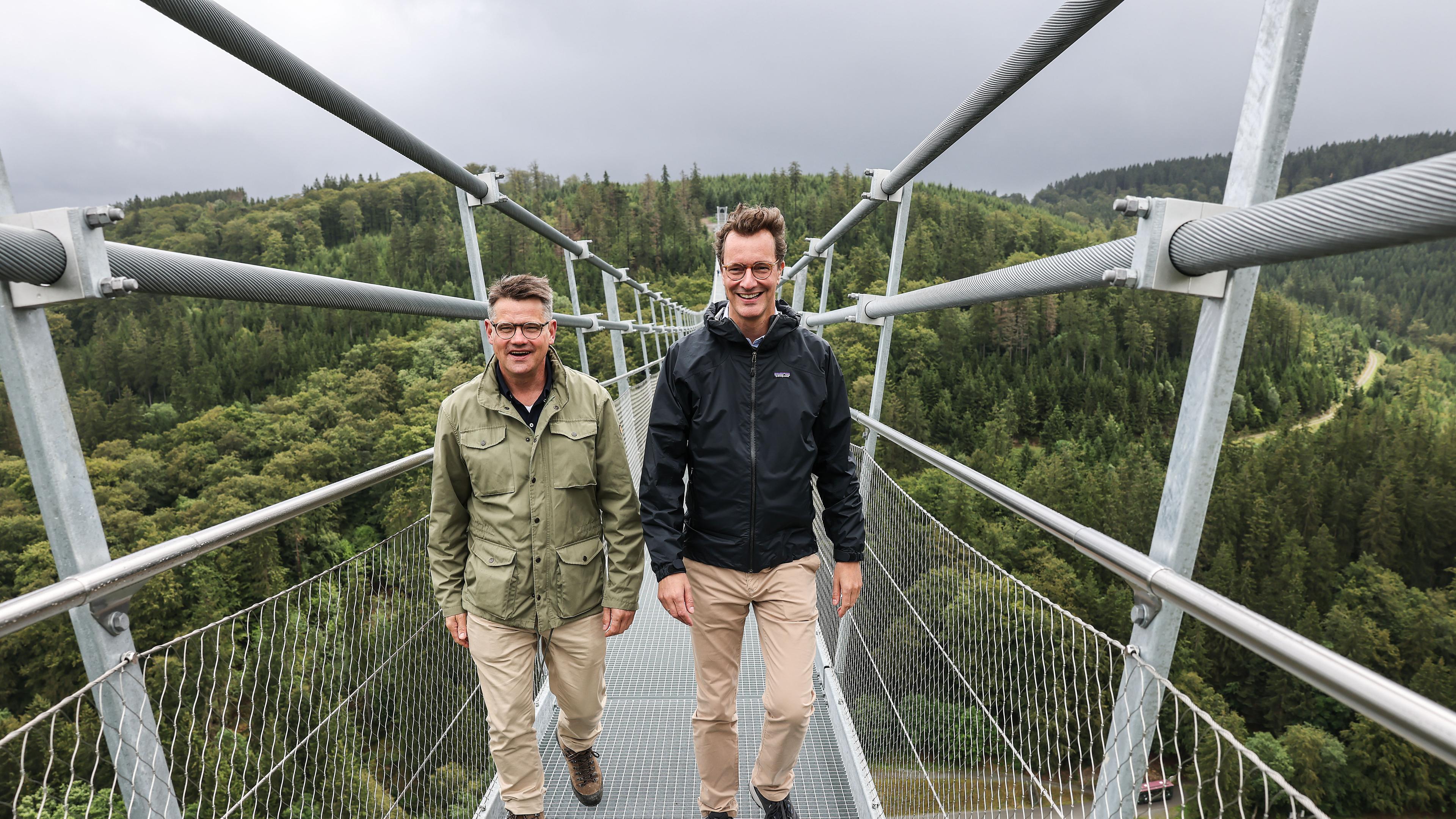 Hendrik Wüst und Boris Rhein auf dem Skywalk in Willigen am 31.07.2023 