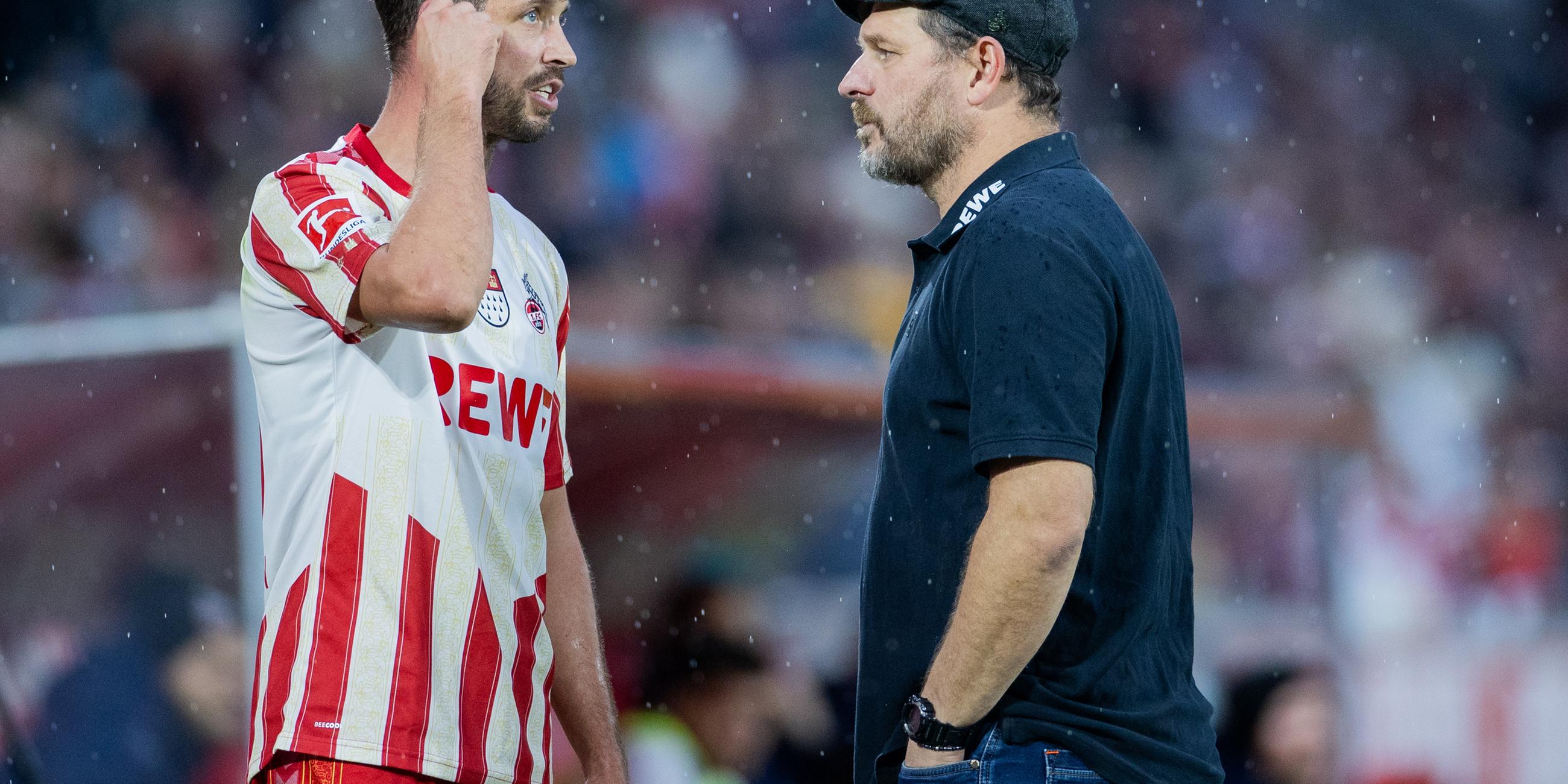 Köln-Trainer Baumgart im Gespräch mit seinem Stürmer Mark Uth.