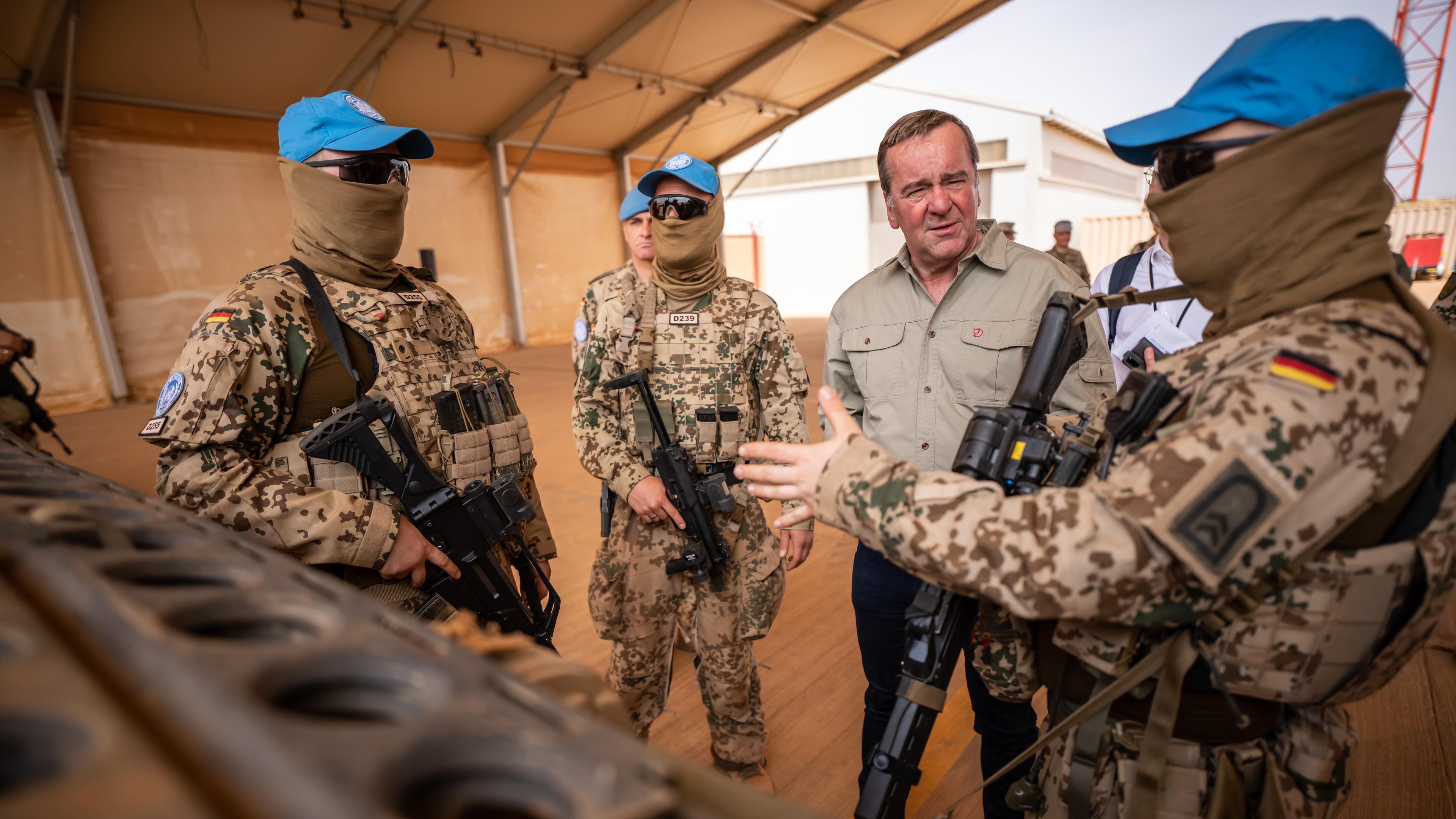 Gao 13.04.2023, Verteidigungsminister Pistorius redet mit deutschen Soldaten in Mali