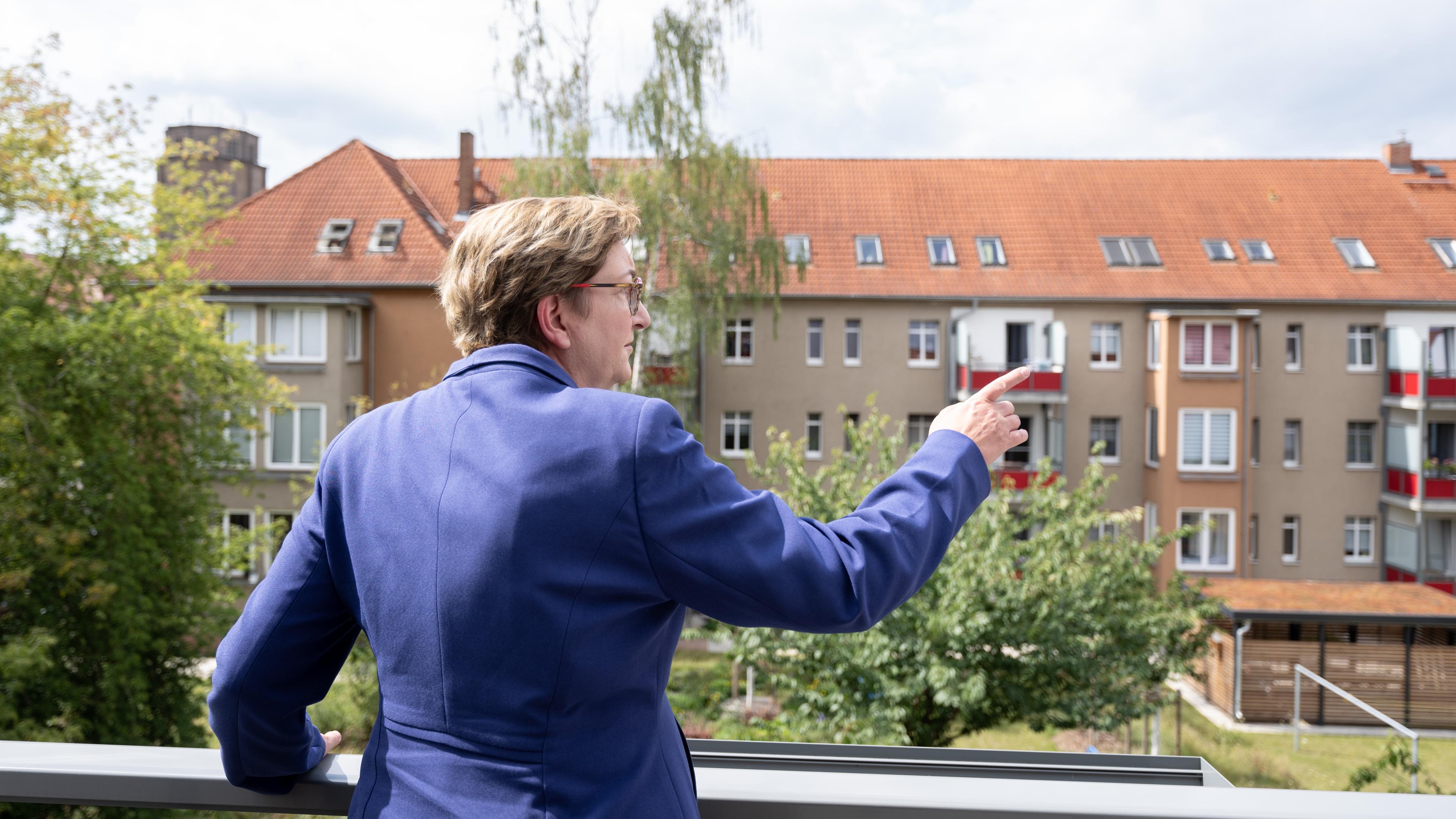 Bundesbauministerin Geywitz auf dem Balkon einer Wohnung der Genossenschaft Bauverein Halle in Halle (Saale) am 14.08.2023