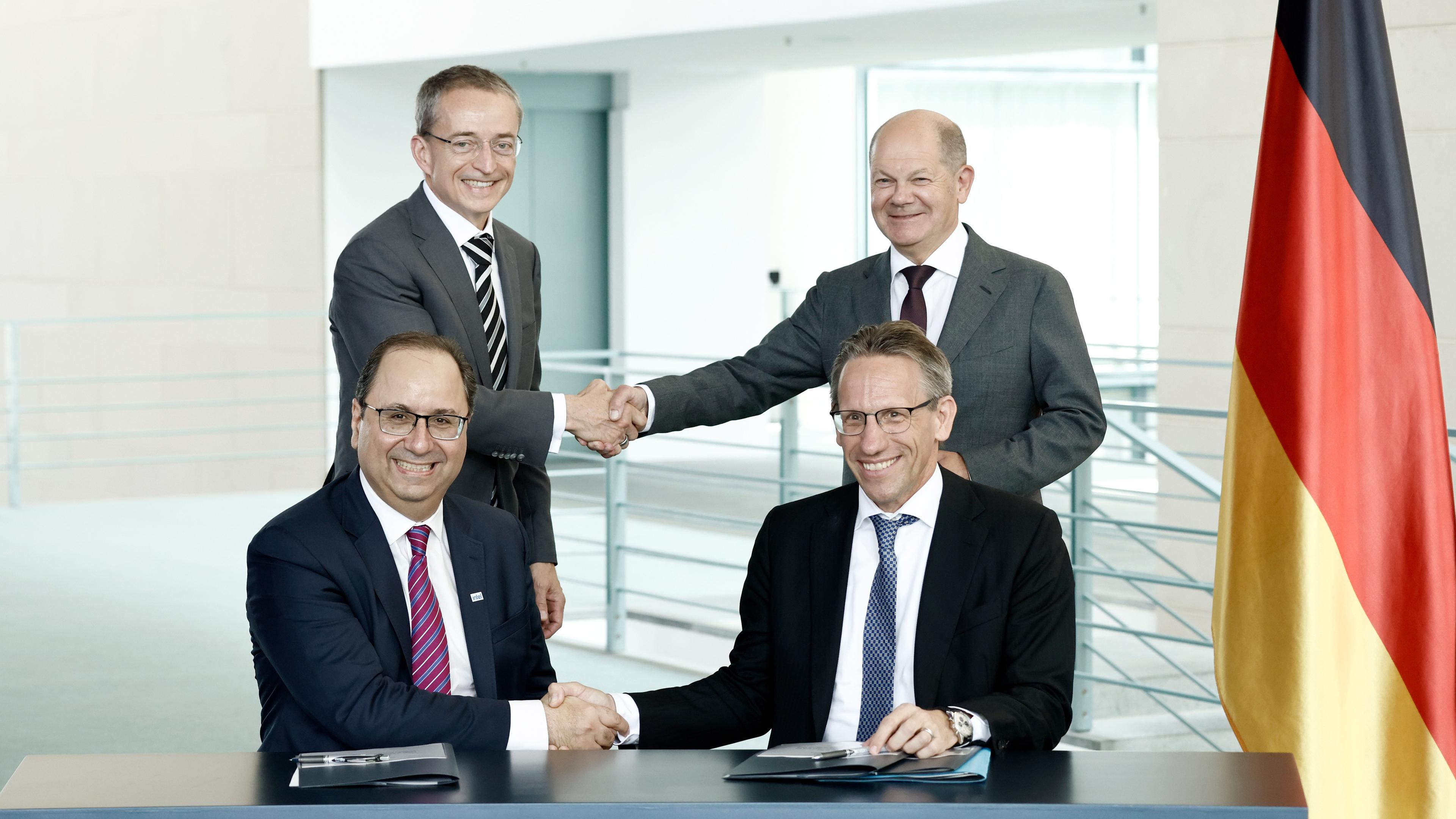 Olaf Scholz und die Intel-Geschäftsführer unterzeichnen den Vertrag.