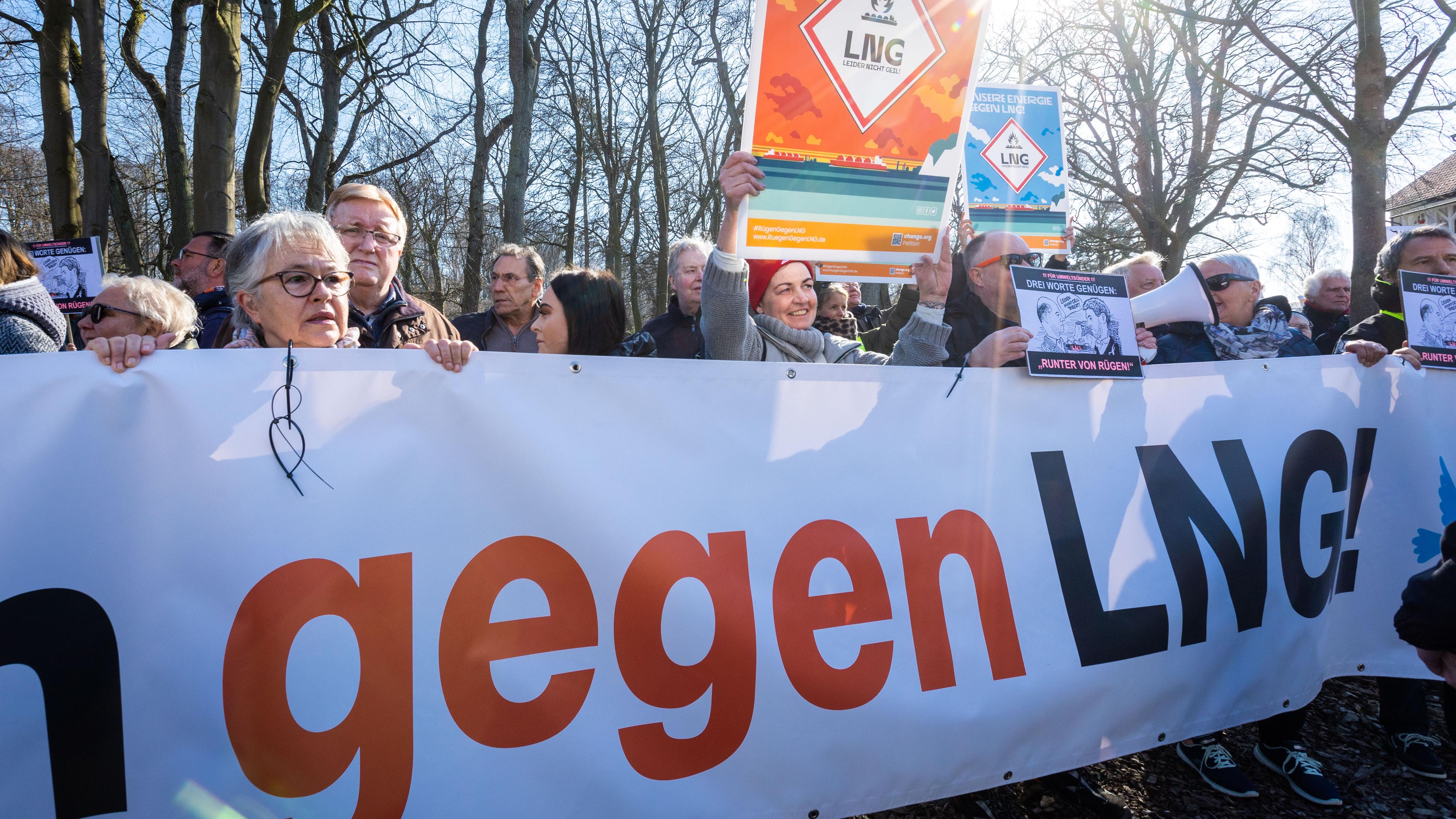 Einwohner und Umweltschützer protestieren gegen die Pläne eines LNG-Terminals in Rügen. Binz, 20.04.2023