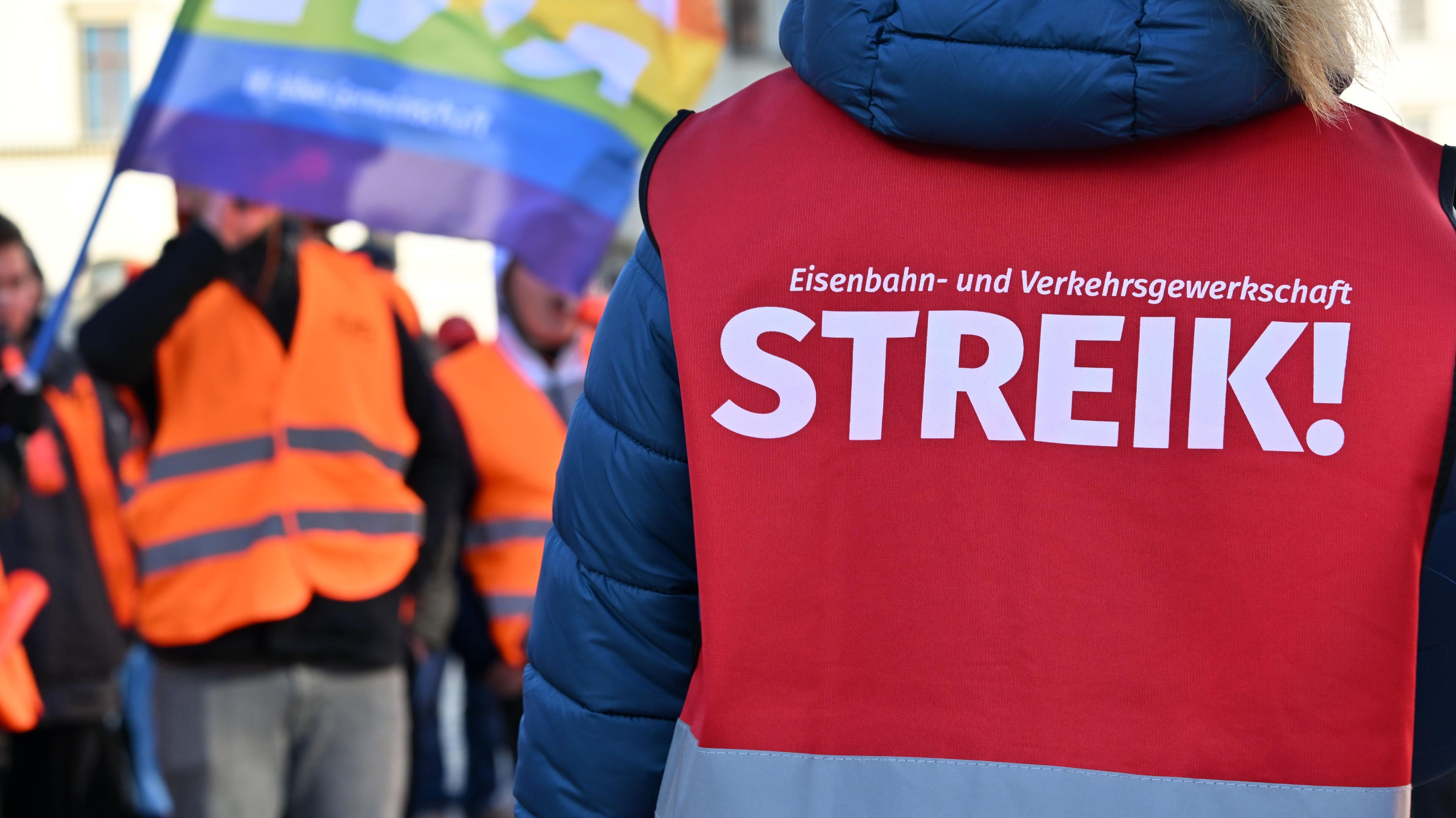 27.03.2023, Erfurt: Warnstreiks in Deutschland