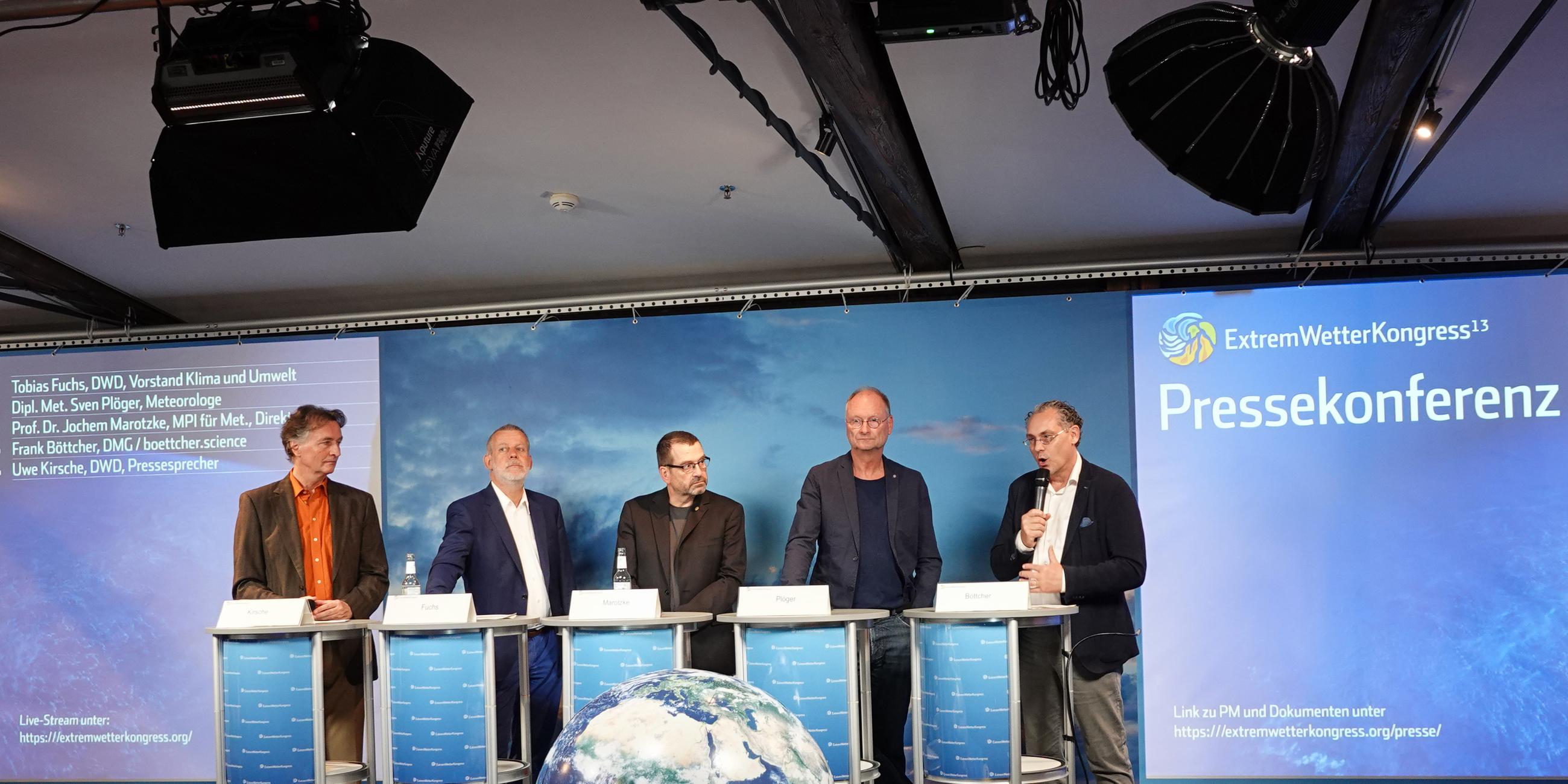 27.09.23, Hamburg: Fünf Männer stehen an Rednerpulten bei der Pressekonferenz zum Extremwetterkongress.