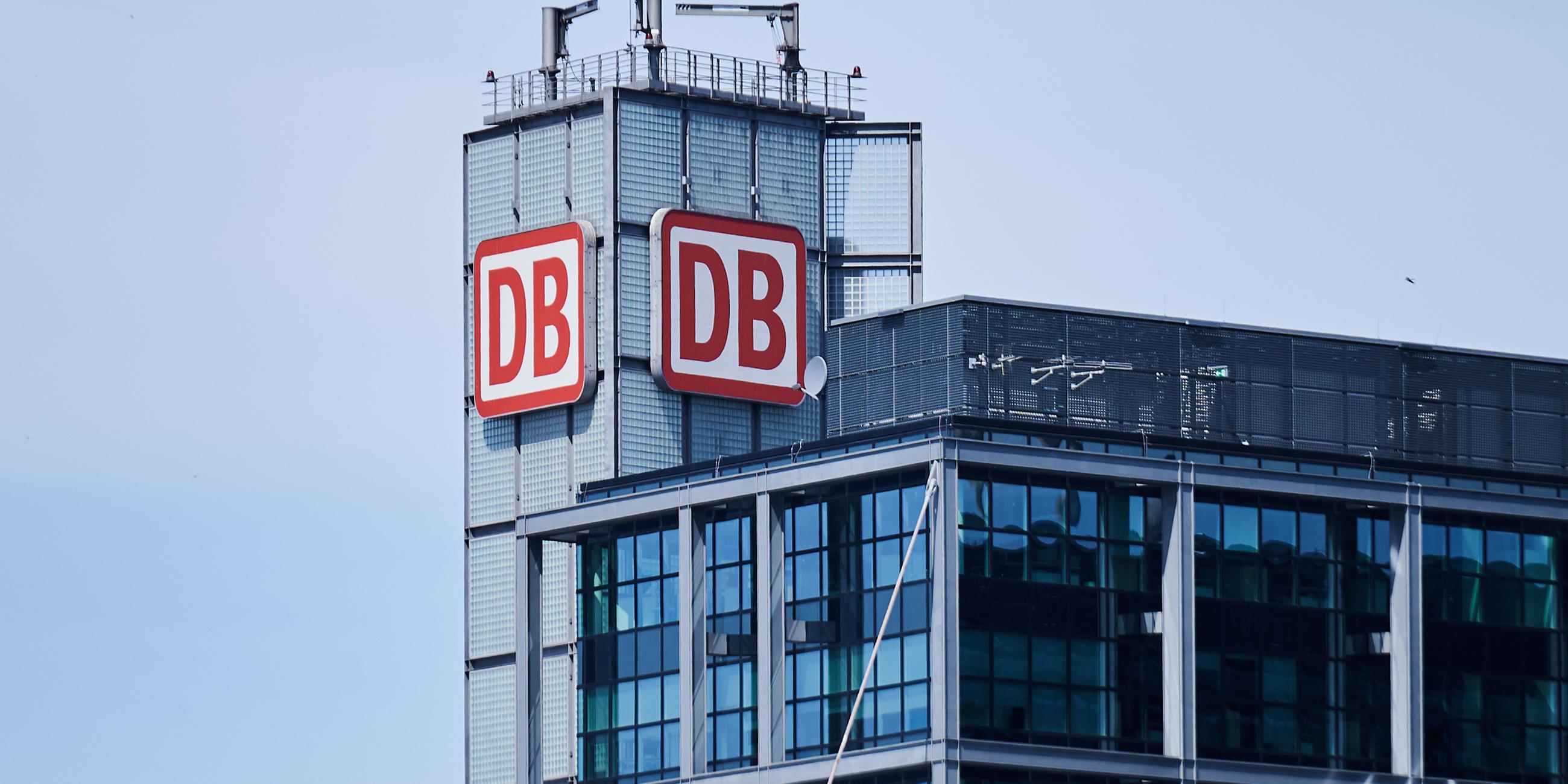 DB Logo auf dem Turm am Hauptbahnhof Berlin