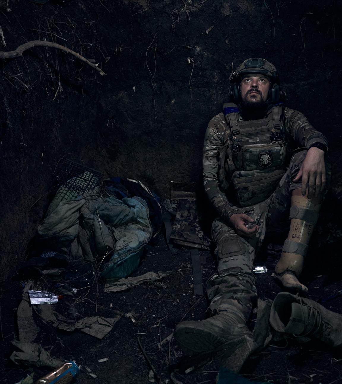 Soldat mit Beinprothese im Krieg