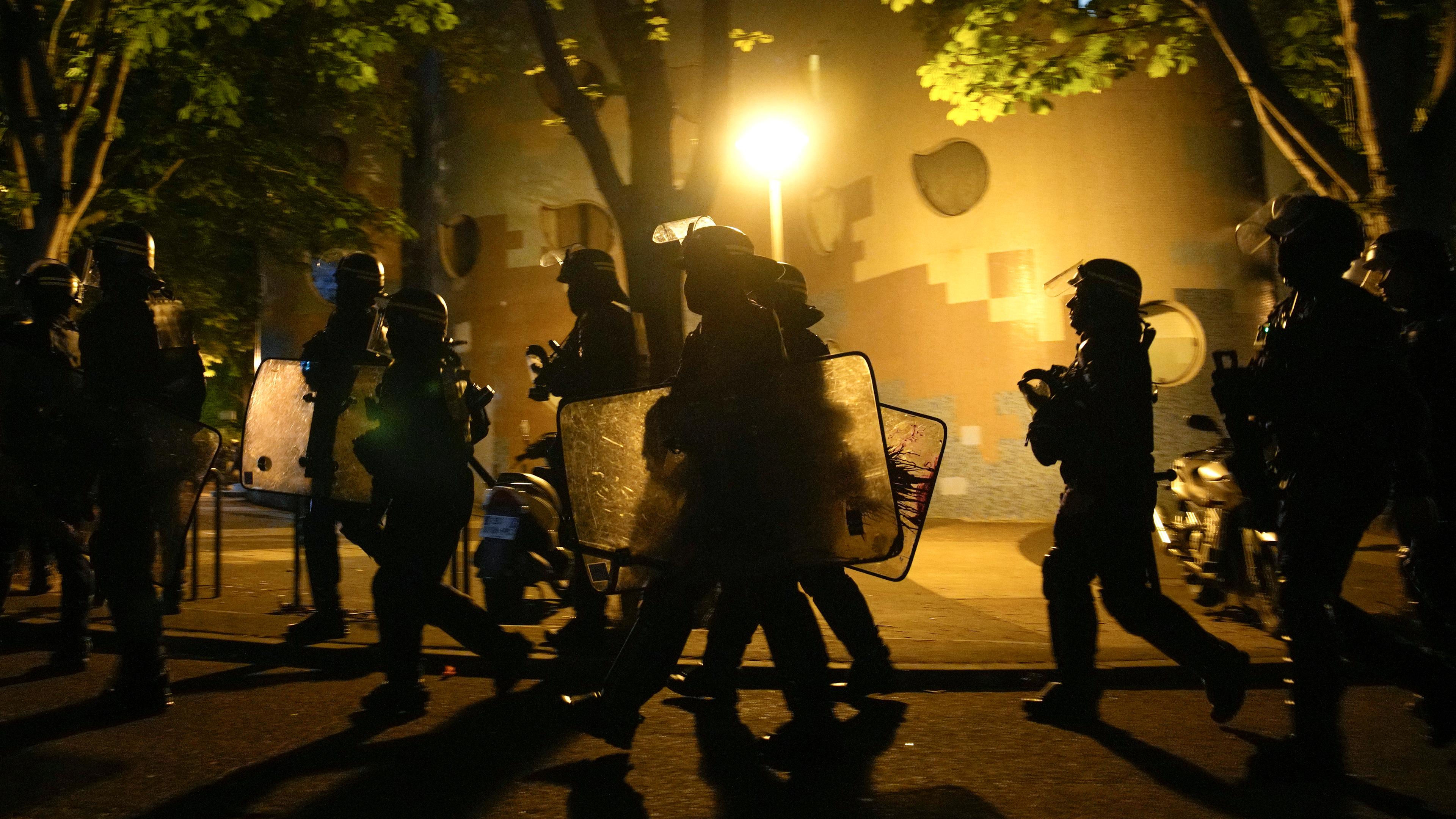 Eine Gruppe von Polizisten während Ausschreitungen in Nanterre. 01.07.2023, Nanterre.