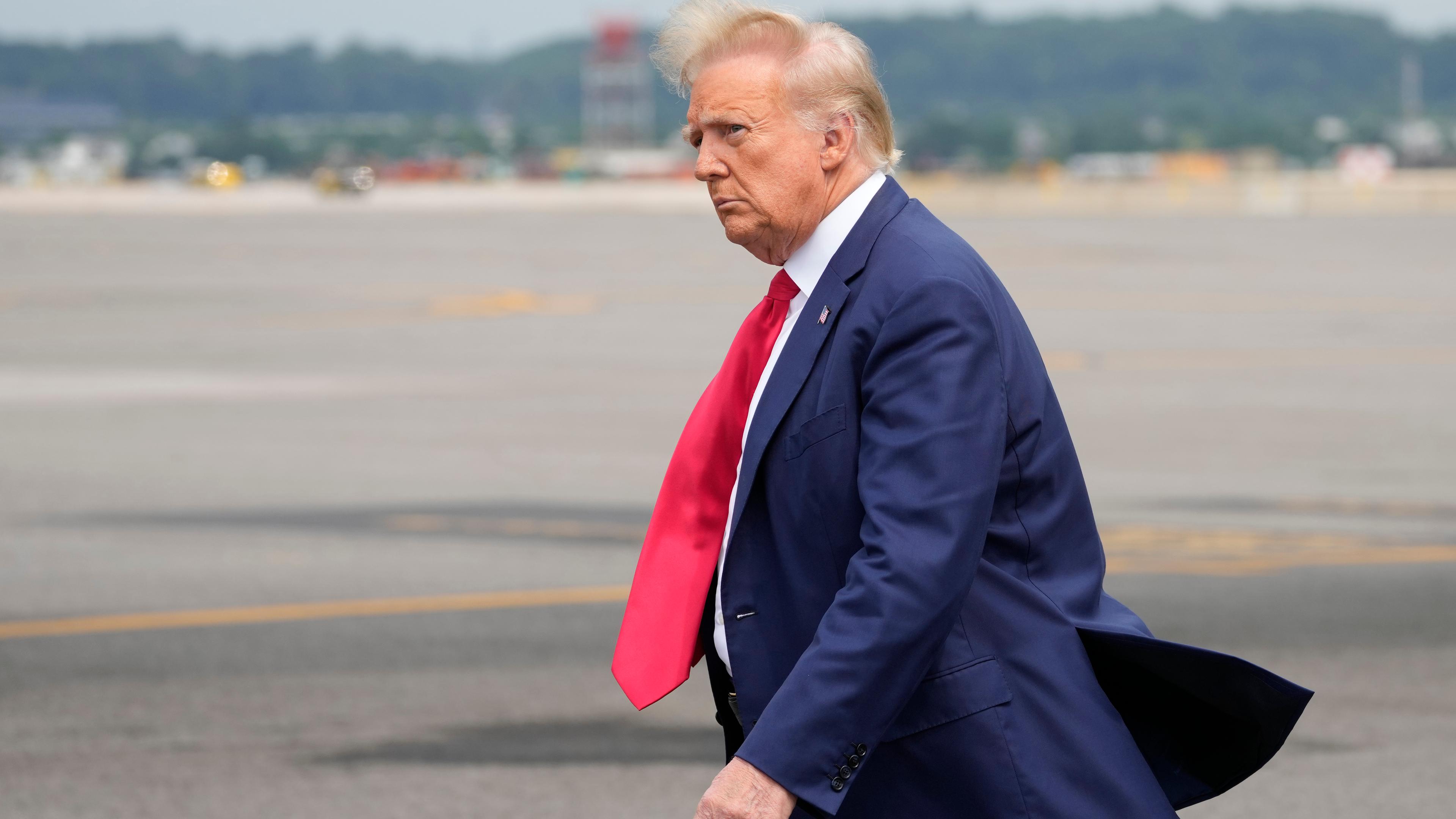 Donald Trump auf dem Ronald Reagan Washington National Airport wegen Anklage am 03.08.2023