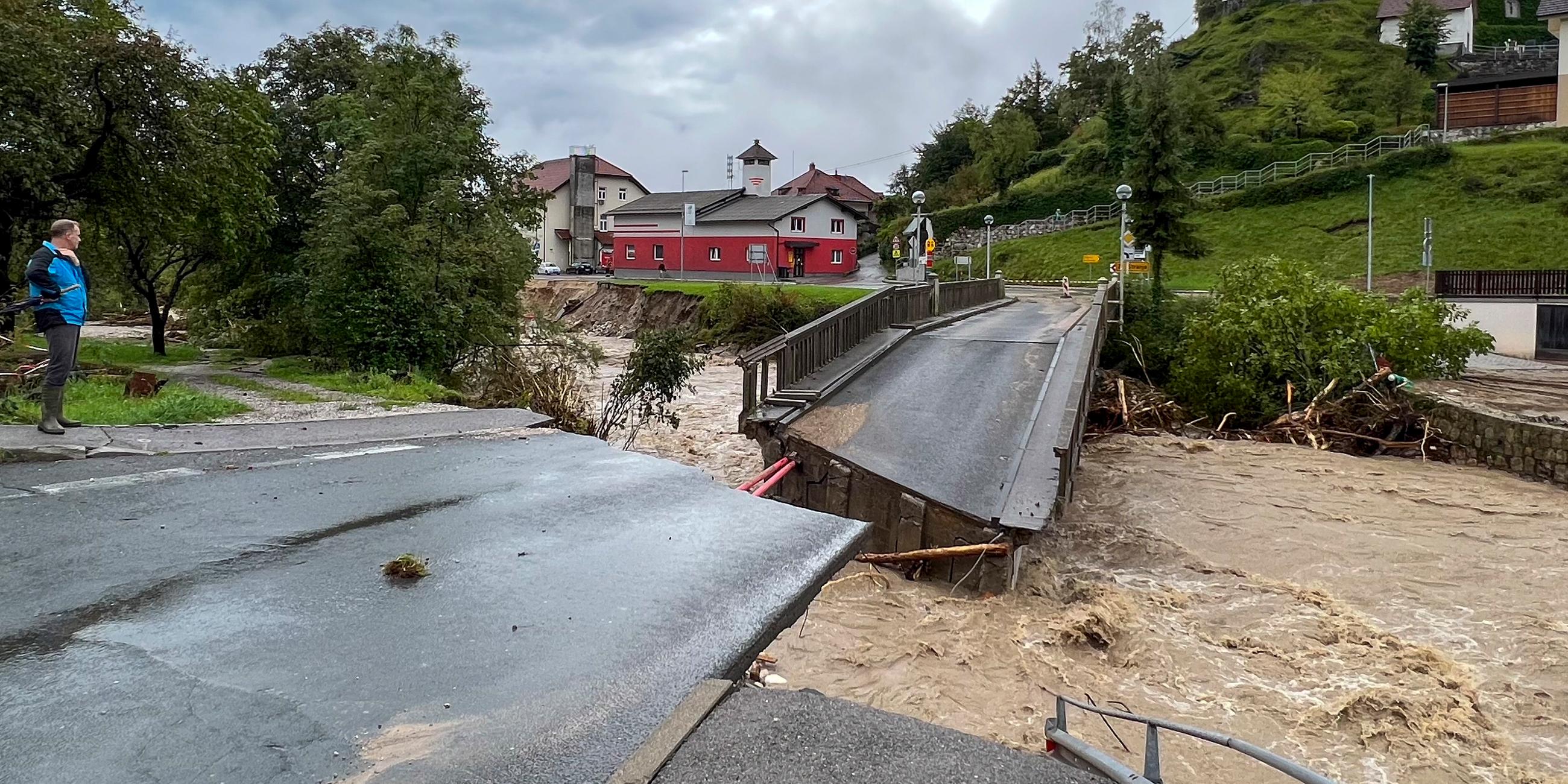 Stahovica, 04.08.2023: Eingestürzte Brücke in der Nähe der Stadt Kamnik