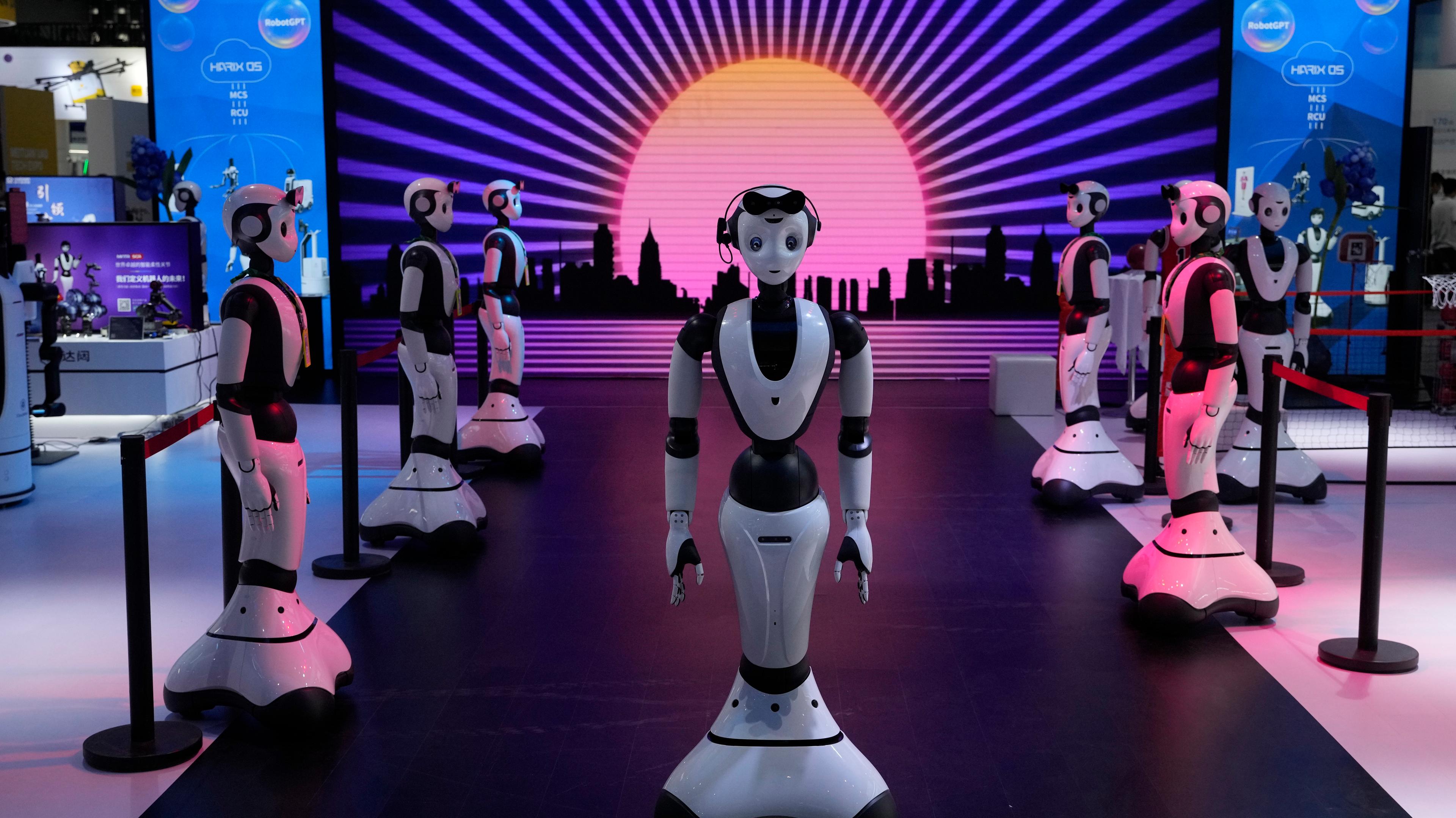 Schanghai, 06.07.2023: Es sind Roboter auf der Weltkonferenz für KI in China zu sehen.