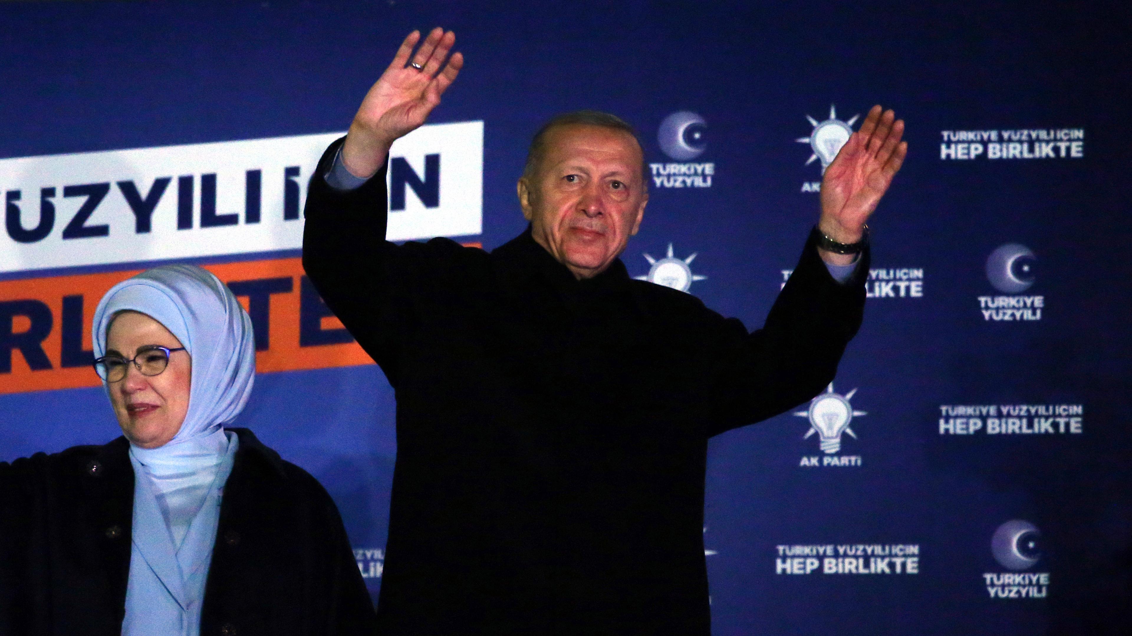 Präsident Erdogan winkt nach Wahl am 15.05.2023 in der Parteizentrale in Ankara